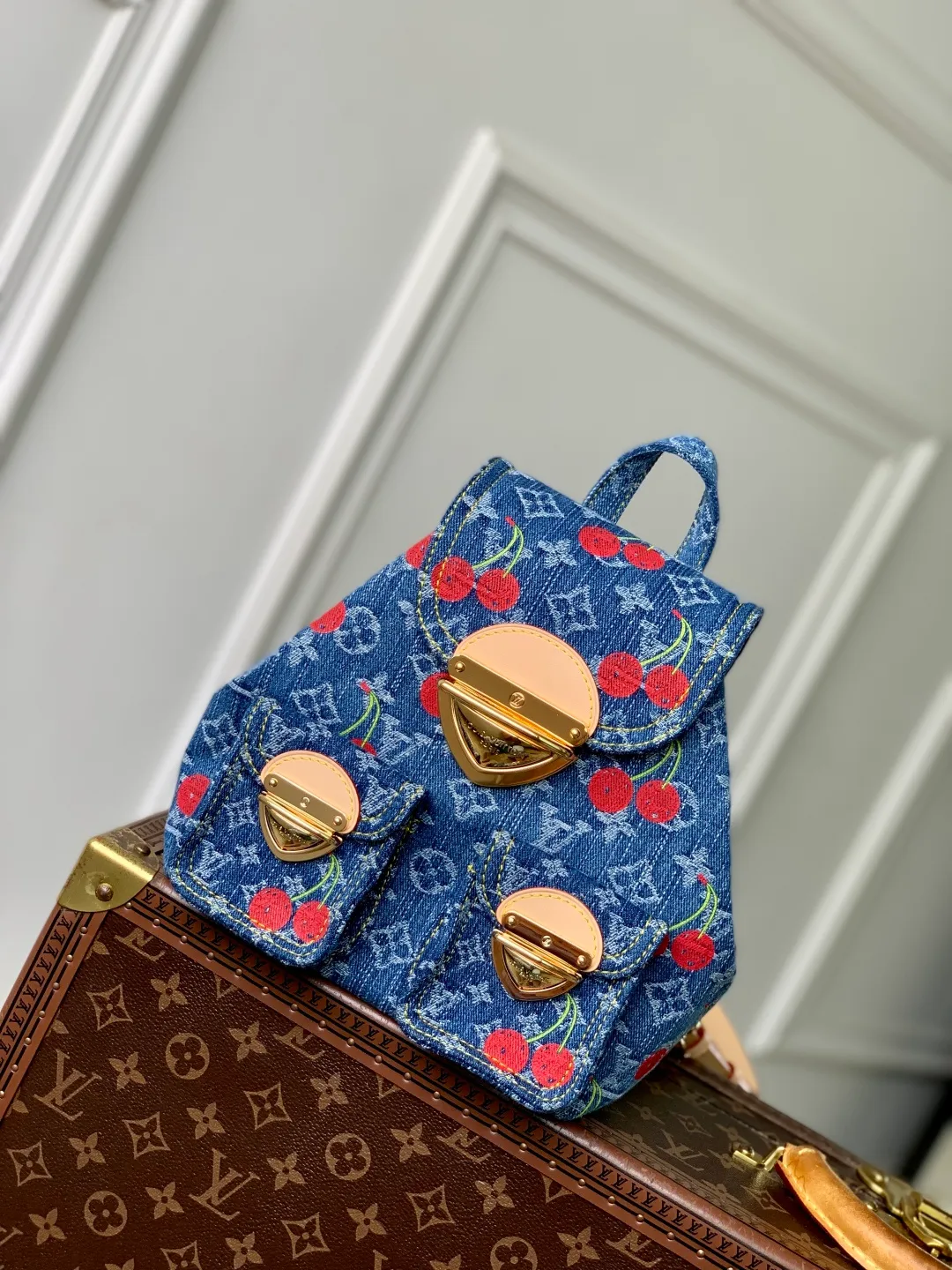 💰1380 Top Original M13679 Cherry This replica version of the Venice backpack from the Louis Vuitton x Murakami collaboration series is reinterpreted with a playful design, full of joy. The backpack is made of Monogram denim, with a detailed and unique embroidered cherry pattern that blends into the colorful and iconic aesthetics of Japanese artist Takashi Murakami. The slender shoulder strap is embellished with eye-catching natural cowhide leather elements, while the flap and two exterior patch pockets feature oversized gold-tone push-lock closures. 24 x 26 x 7 cm (length x height x width)