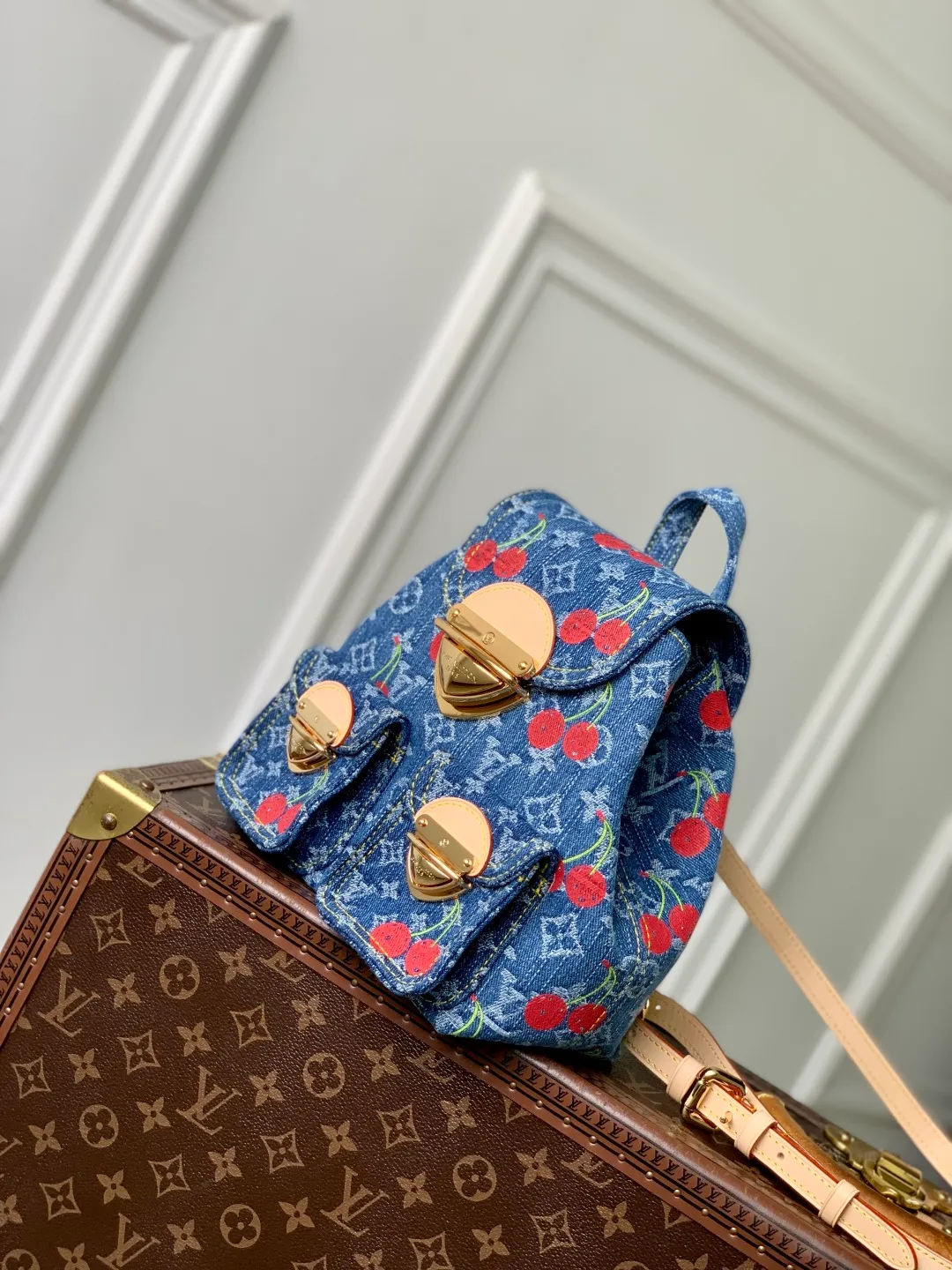 💰1380 Top Original M13679 Cherry This replica version of the Venice backpack from the Louis Vuitton x Murakami collaboration series is reinterpreted with a playful design, full of joy. The backpack is made of Monogram denim, with a detailed and unique embroidered cherry pattern that blends into the colorful and iconic aesthetics of Japanese artist Takashi Murakami. The slender shoulder strap is embellished with eye-catching natural cowhide leather elements, while the flap and two exterior patch pockets feature oversized gold-tone push-lock closures. 24 x 26 x 7 cm (length x height x width)