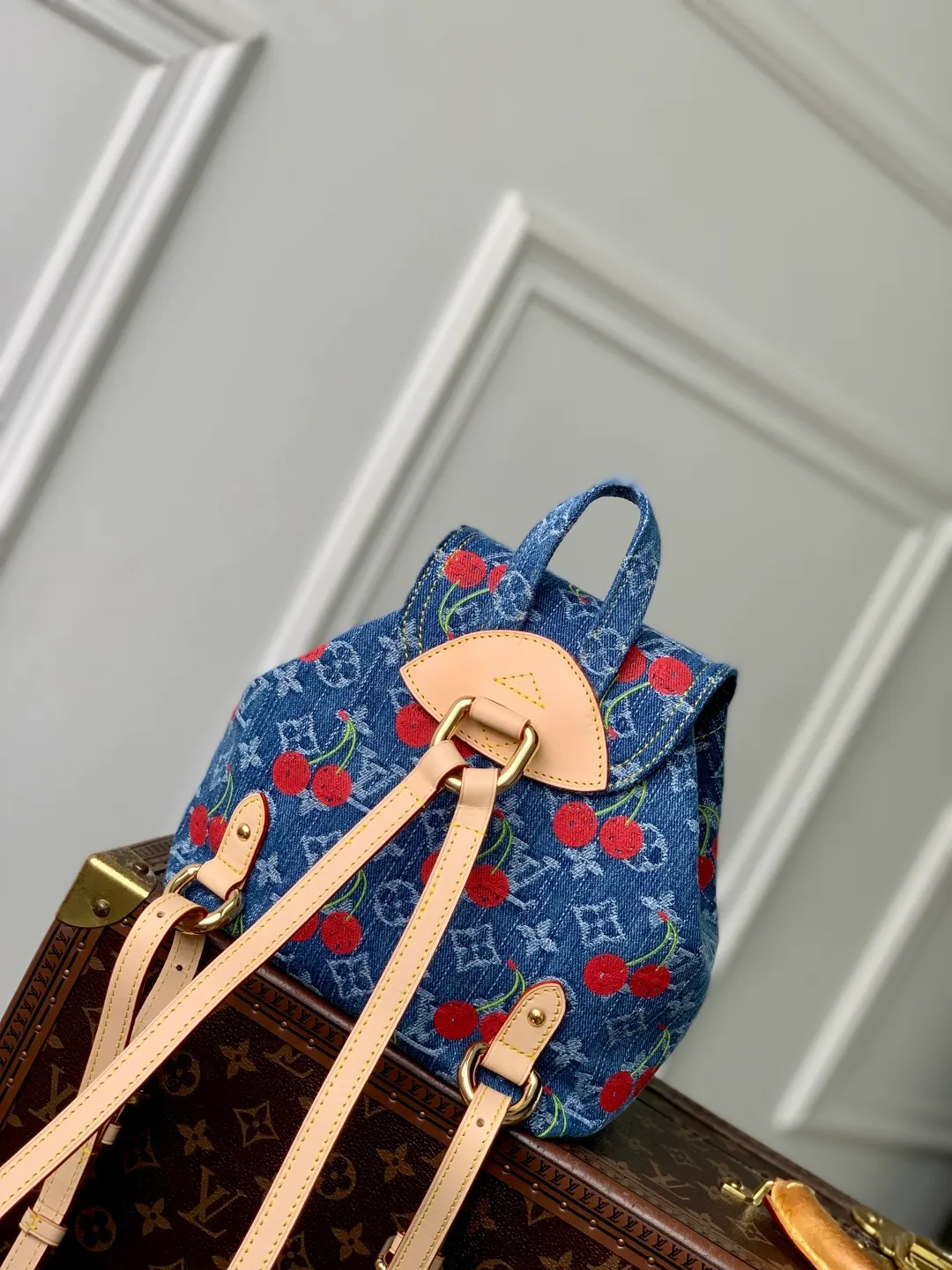 💰1380 Top Original M13679 Cherry This replica version of the Venice backpack from the Louis Vuitton x Murakami collaboration series is reinterpreted with a playful design, full of joy. The backpack is made of Monogram denim, with a detailed and unique embroidered cherry pattern that blends into the colorful and iconic aesthetics of Japanese artist Takashi Murakami. The slender shoulder strap is embellished with eye-catching natural cowhide leather elements, while the flap and two exterior patch pockets feature oversized gold-tone push-lock closures. 24 x 26 x 7 cm (length x height x width)