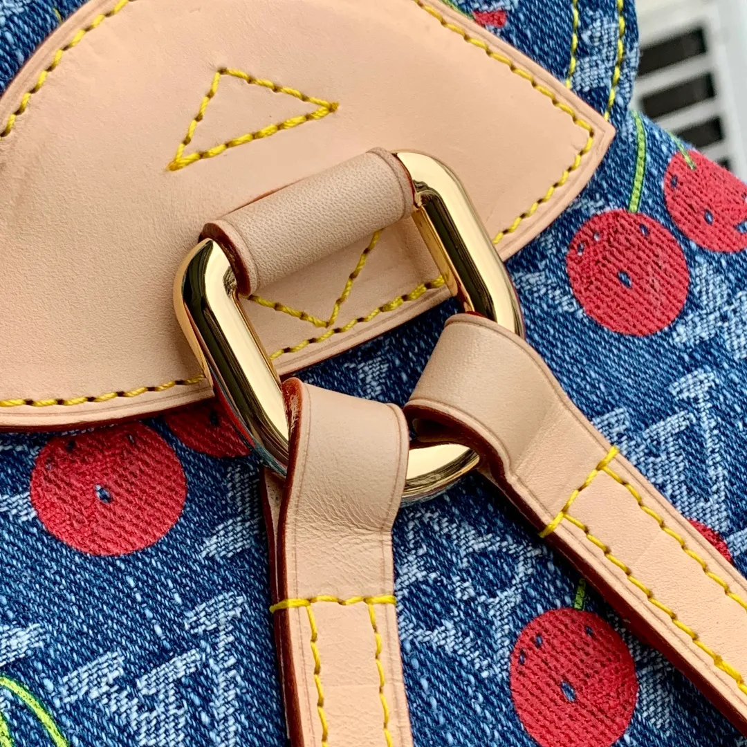 💰1380 Top Original M13679 Cherry This replica version of the Venice backpack from the Louis Vuitton x Murakami collaboration series is reinterpreted with a playful design, full of joy. The backpack is made of Monogram denim, with a detailed and unique embroidered cherry pattern that blends into the colorful and iconic aesthetics of Japanese artist Takashi Murakami. The slender shoulder strap is embellished with eye-catching natural cowhide leather elements, while the flap and two exterior patch pockets feature oversized gold-tone push-lock closures. 24 x 26 x 7 cm (length x height x width)