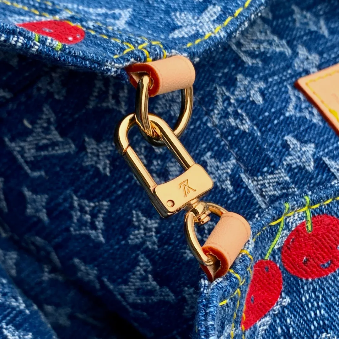 💰1380 Top Original M13679 Cherry This replica version of the Venice backpack from the Louis Vuitton x Murakami collaboration series is reinterpreted with a playful design, full of joy. The backpack is made of Monogram denim, with a detailed and unique embroidered cherry pattern that blends into the colorful and iconic aesthetics of Japanese artist Takashi Murakami. The slender shoulder strap is embellished with eye-catching natural cowhide leather elements, while the flap and two exterior patch pockets feature oversized gold-tone push-lock closures. 24 x 26 x 7 cm (length x height x width)