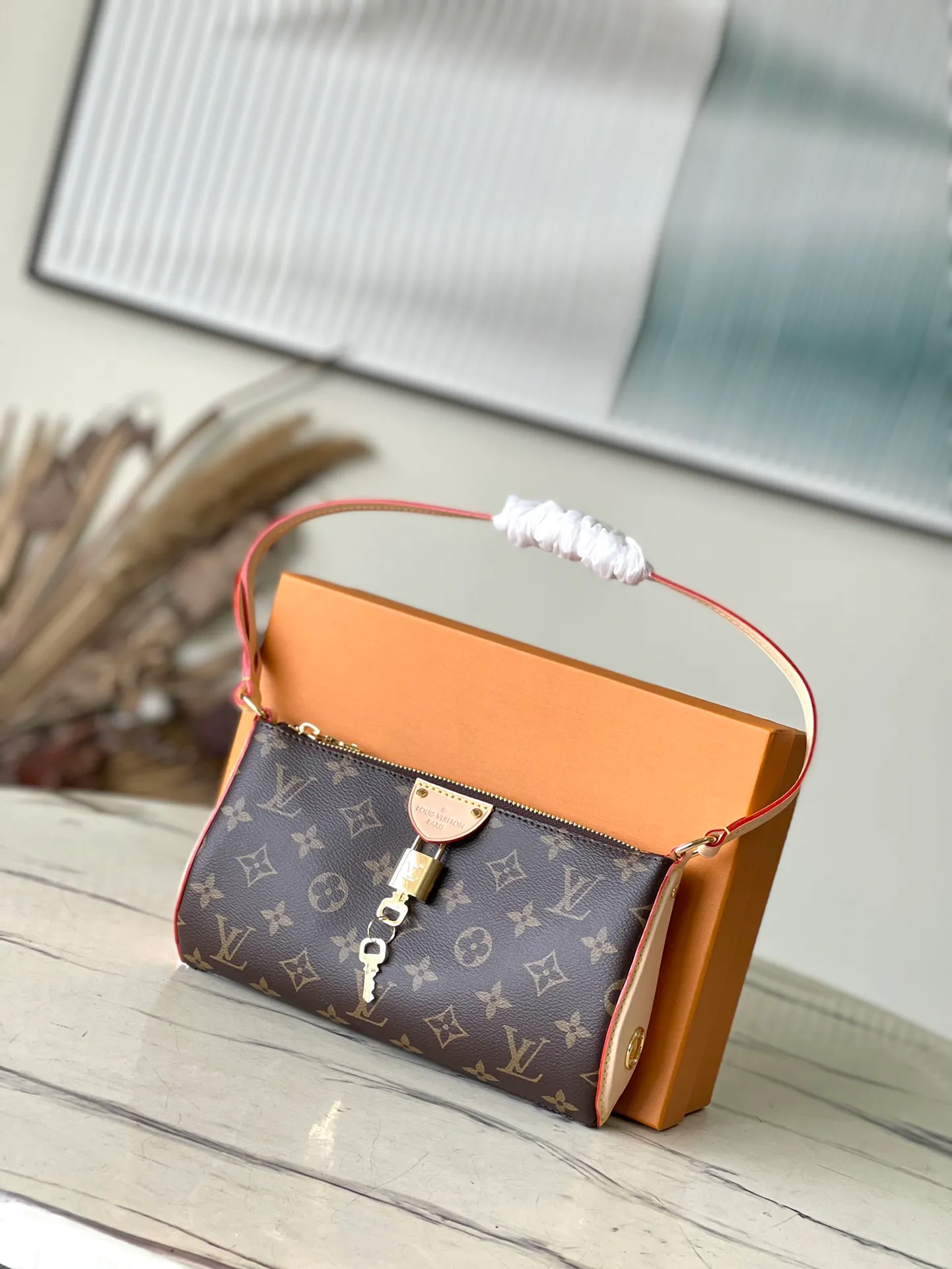 💰720 Top Original Order M47123 Pochette Tirette handbag is made of Monogram canvas, kicking off the 2024 spring and summer show with an avant-garde attitude. The leather trim highlights the peak-shaped wheel on the side that resembles the brand's zipper puller. The dazzling padlock and detachable and adjustable leather shoulder strap are full of details. Dimensions: 22 × 12 × 5.5 cm
