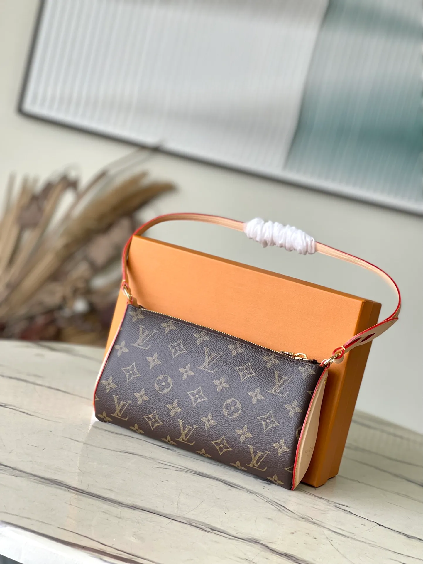💰720 Top Original Order M47123 Pochette Tirette handbag is made of Monogram canvas, kicking off the 2024 spring and summer show with an avant-garde attitude. The leather trim highlights the peak-shaped wheel on the side that resembles the brand's zipper puller. The dazzling padlock and detachable and adjustable leather shoulder strap are full of details. Dimensions: 22 × 12 × 5.5 cm