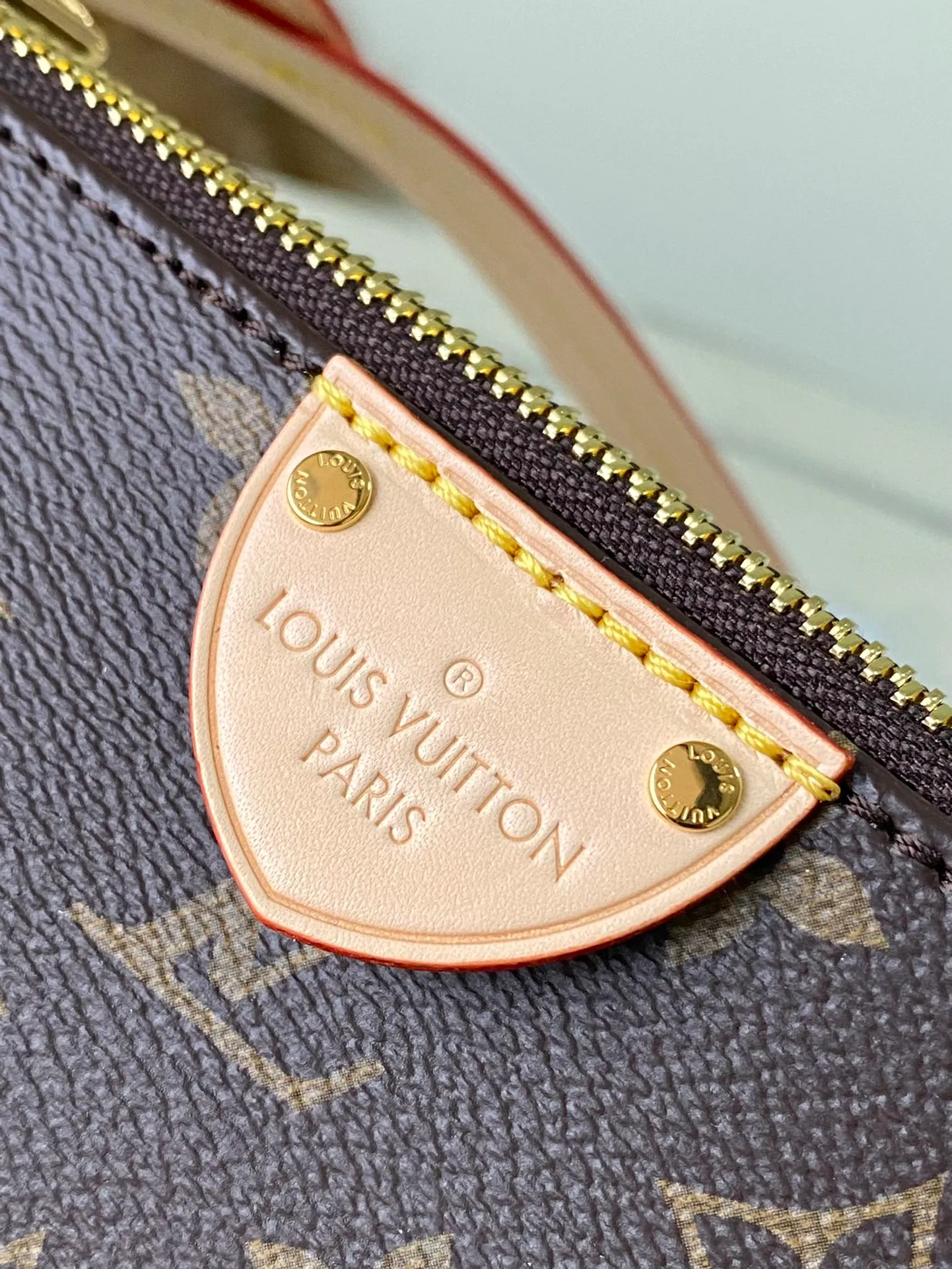 💰720 Top Original Order M47123 Pochette Tirette handbag is made of Monogram canvas, kicking off the 2024 spring and summer show with an avant-garde attitude. The leather trim highlights the peak-shaped wheel on the side that resembles the brand's zipper puller. The dazzling padlock and detachable and adjustable leather shoulder strap are full of details. Dimensions: 22 × 12 × 5.5 cm