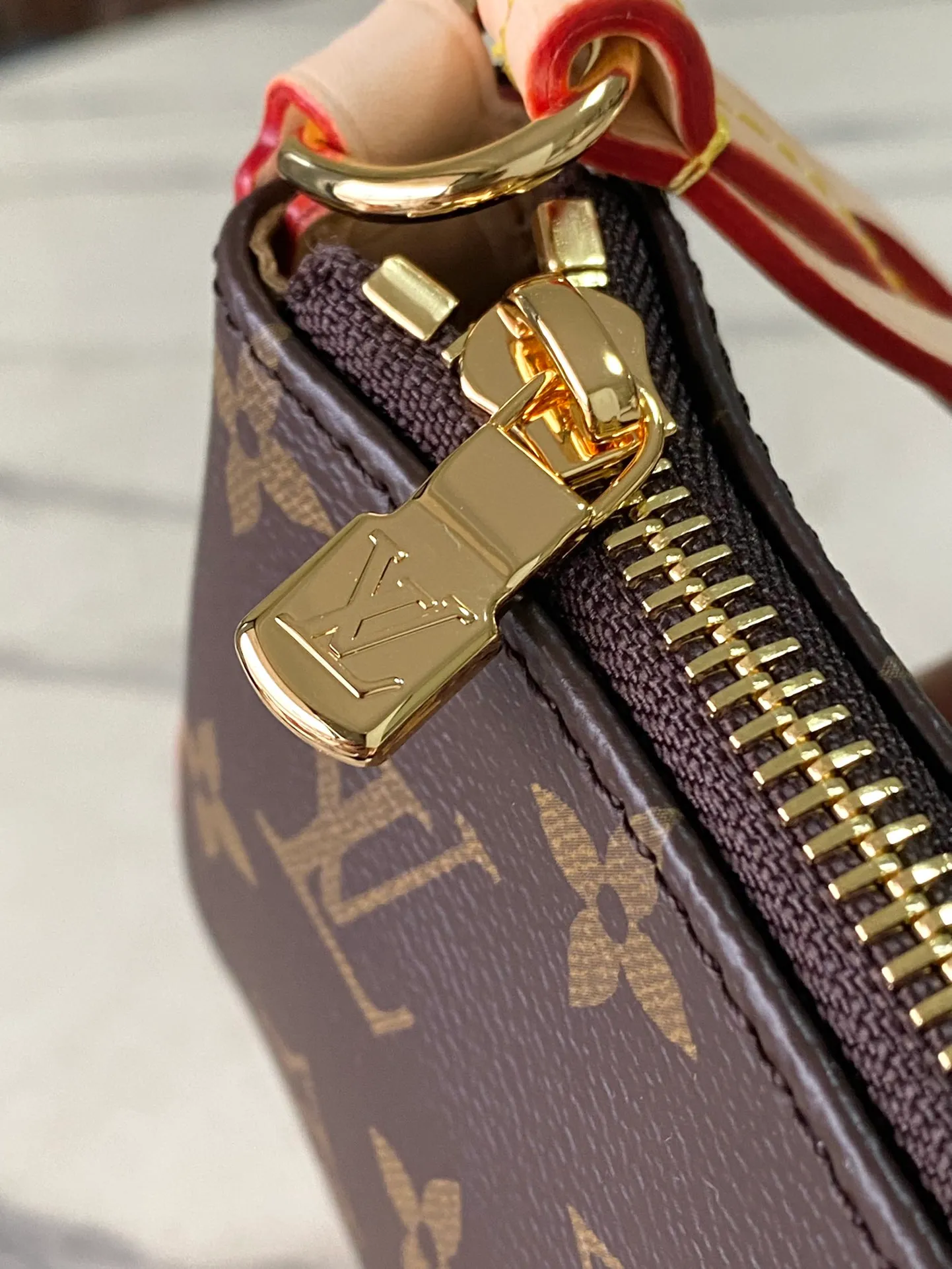💰720 Top Original Order M47123 Pochette Tirette handbag is made of Monogram canvas, kicking off the 2024 spring and summer show with an avant-garde attitude. The leather trim highlights the peak-shaped wheel on the side that resembles the brand's zipper puller. The dazzling padlock and detachable and adjustable leather shoulder strap are full of details. Dimensions: 22 × 12 × 5.5 cm