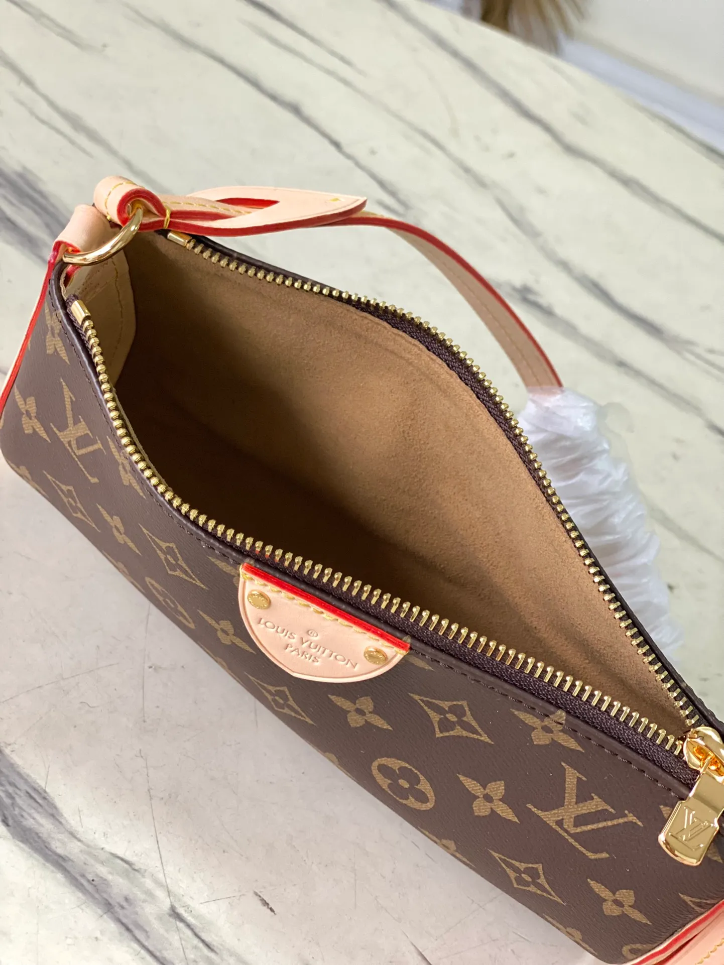 💰720 Top Original Order M47123 Pochette Tirette handbag is made of Monogram canvas, kicking off the 2024 spring and summer show with an avant-garde attitude. The leather trim highlights the peak-shaped wheel on the side that resembles the brand's zipper puller. The dazzling padlock and detachable and adjustable leather shoulder strap are full of details. Dimensions: 22 × 12 × 5.5 cm