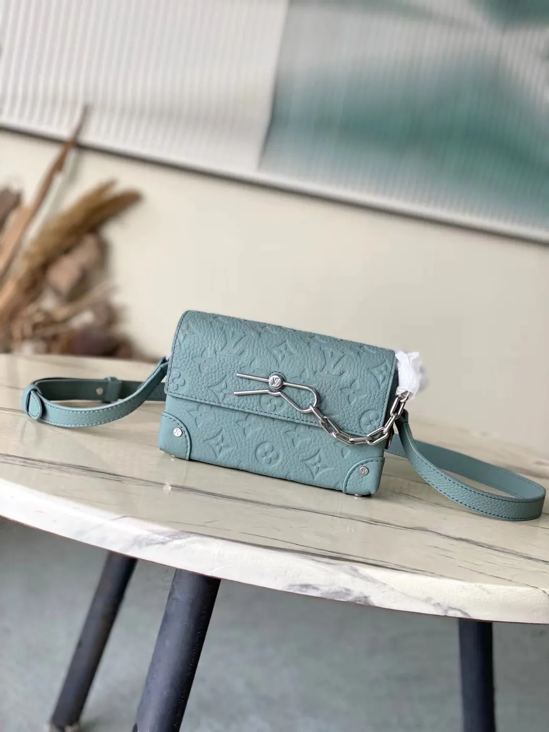 💰1000 (top-grain leather) top original order M13889 This Steamer mini handbag is made of Monogram embossed Taurillon cow leather with metal parts and leather reinforced corners. The pin and chain details pay tribute to the classic design of the Steamer handbag. The adjustable leather shoulder strap allows for comfortable shoulder or cross-body wear, and the zippered interior pocket keeps valuables secure. Dimensions: 18 × 11 × 6.5 cm