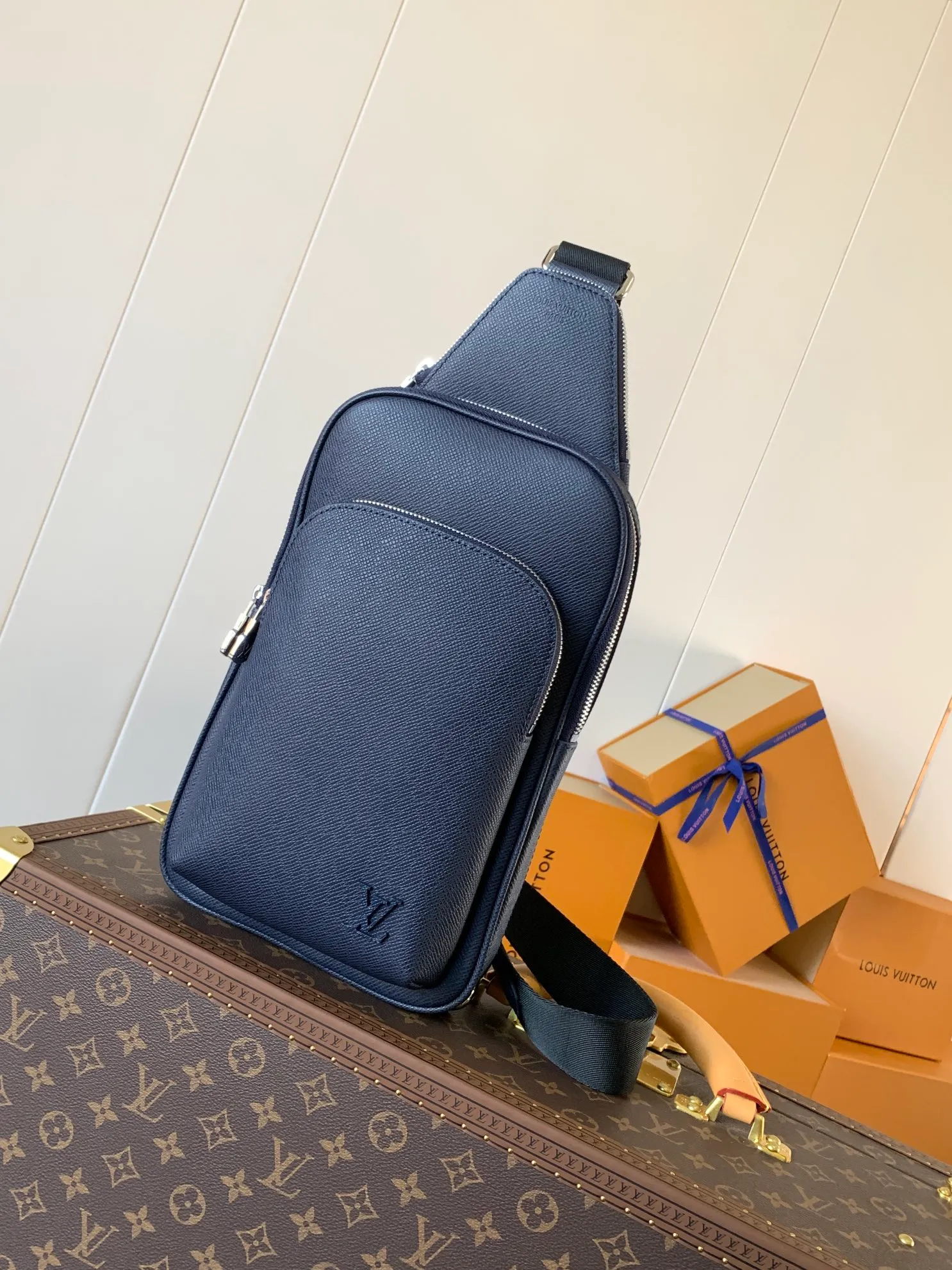 💰1020 (top-grain leather) top-quality original transcoding chip, model number: 30971 blue cross pattern] This Avenue shoulder bag is made of Damier Graphite canvas, and the front outer pocket is decorated with a Louis Vuitton Paris logo leather patch. The adjustable nylon shoulder straps can be fixed on the left and right sides with D-rings, while the canvas straps and lining are sustainable. Damier Graphite coated canvas - Calfskin trim - Textile lining - Square hardware on the front - Main compartment - Zip front pocket - Small top zip pocket - Shoulder strap, non-detachable, adjustable! ! ;Size:20x31x7CM