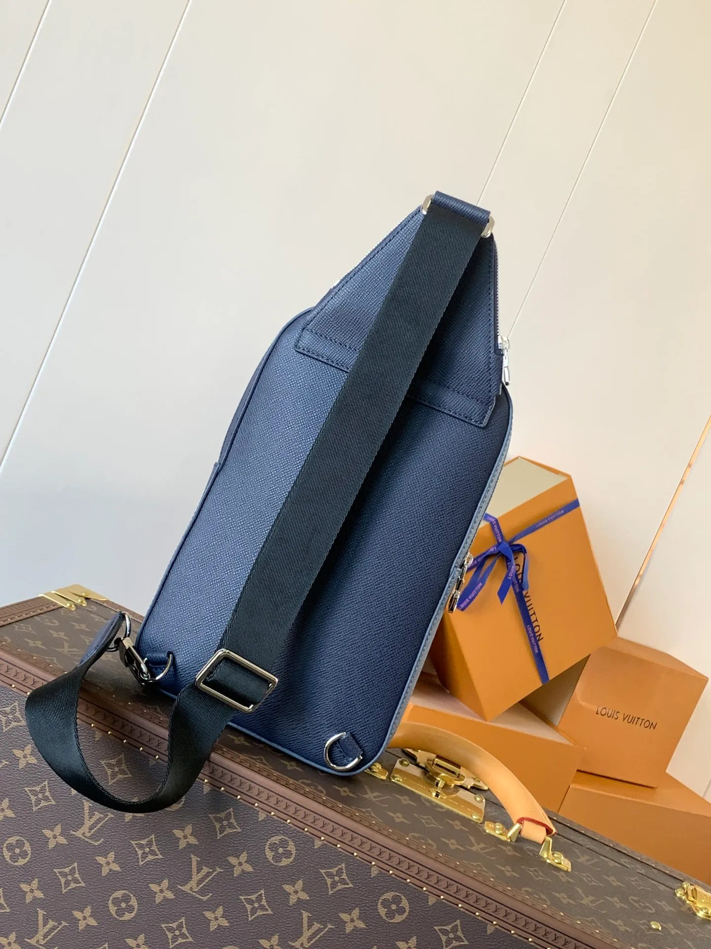 💰1020 (top-grain leather) top-quality original transcoding chip, model number: 30971 blue cross pattern] This Avenue shoulder bag is made of Damier Graphite canvas, and the front outer pocket is decorated with a Louis Vuitton Paris logo leather patch. The adjustable nylon shoulder straps can be fixed on the left and right sides with D-rings, while the canvas straps and lining are sustainable. Damier Graphite coated canvas - Calfskin trim - Textile lining - Square hardware on the front - Main compartment - Zip front pocket - Small top zip pocket - Shoulder strap, non-detachable, adjustable! ! ;Size:20x31x7CM