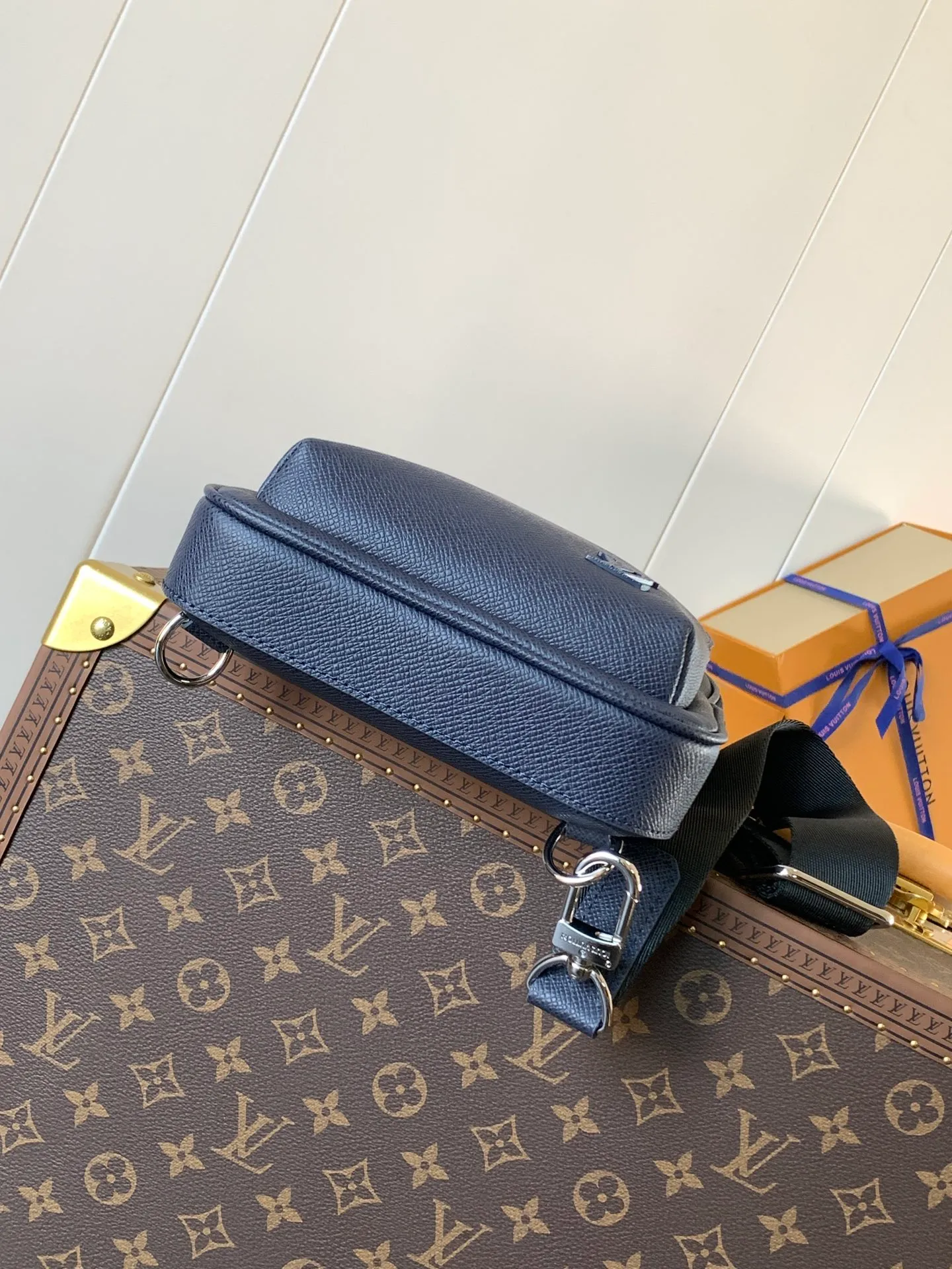 💰1020 (top-grain leather) top-quality original transcoding chip, model number: 30971 blue cross pattern] This Avenue shoulder bag is made of Damier Graphite canvas, and the front outer pocket is decorated with a Louis Vuitton Paris logo leather patch. The adjustable nylon shoulder straps can be fixed on the left and right sides with D-rings, while the canvas straps and lining are sustainable. Damier Graphite coated canvas - Calfskin trim - Textile lining - Square hardware on the front - Main compartment - Zip front pocket - Small top zip pocket - Shoulder strap, non-detachable, adjustable! ! ;Size:20x31x7CM