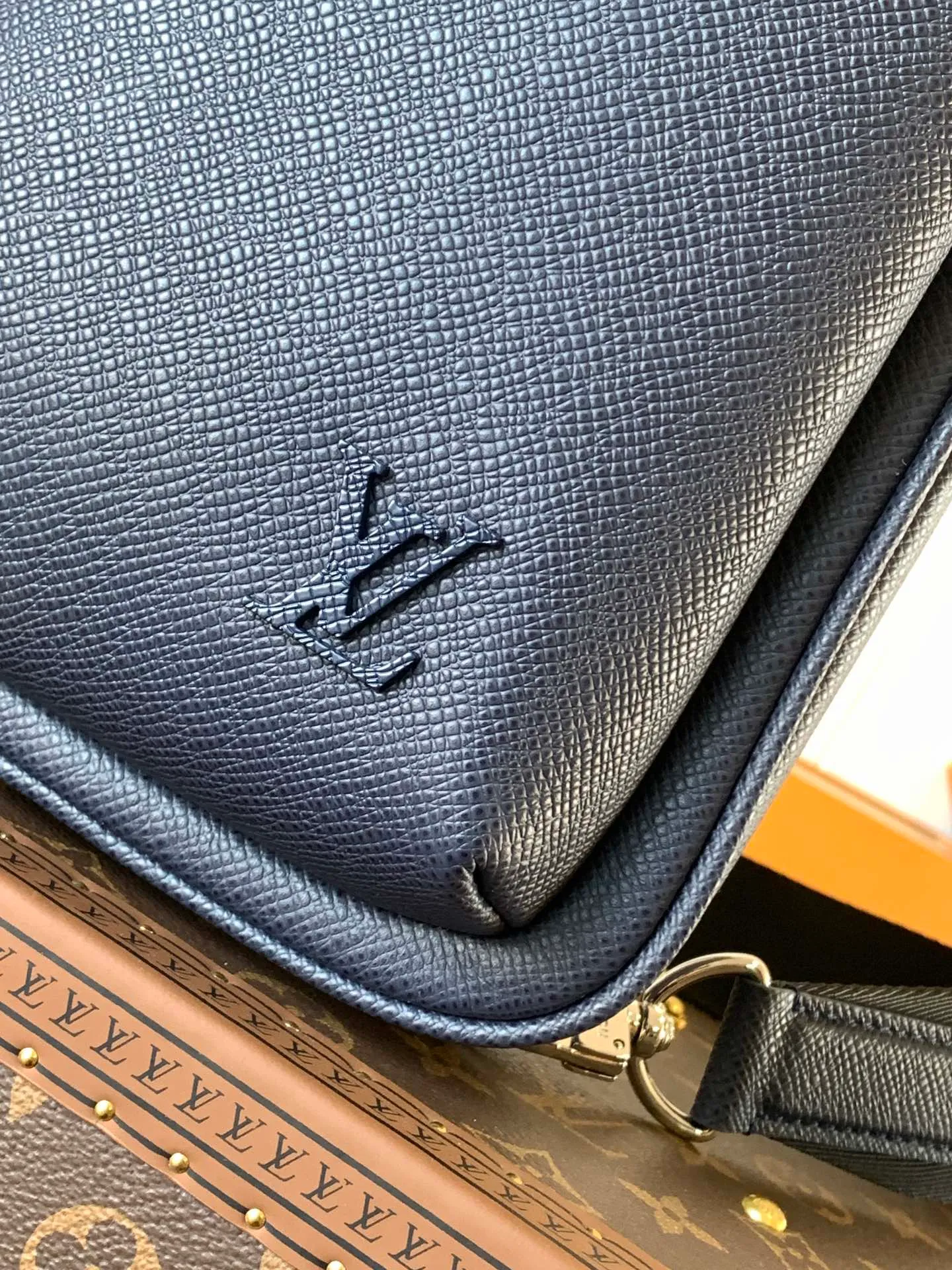 💰1020 (top-grain leather) top-quality original transcoding chip, model number: 30971 blue cross pattern] This Avenue shoulder bag is made of Damier Graphite canvas, and the front outer pocket is decorated with a Louis Vuitton Paris logo leather patch. The adjustable nylon shoulder straps can be fixed on the left and right sides with D-rings, while the canvas straps and lining are sustainable. Damier Graphite coated canvas - Calfskin trim - Textile lining - Square hardware on the front - Main compartment - Zip front pocket - Small top zip pocket - Shoulder strap, non-detachable, adjustable! ! ;Size:20x31x7CM