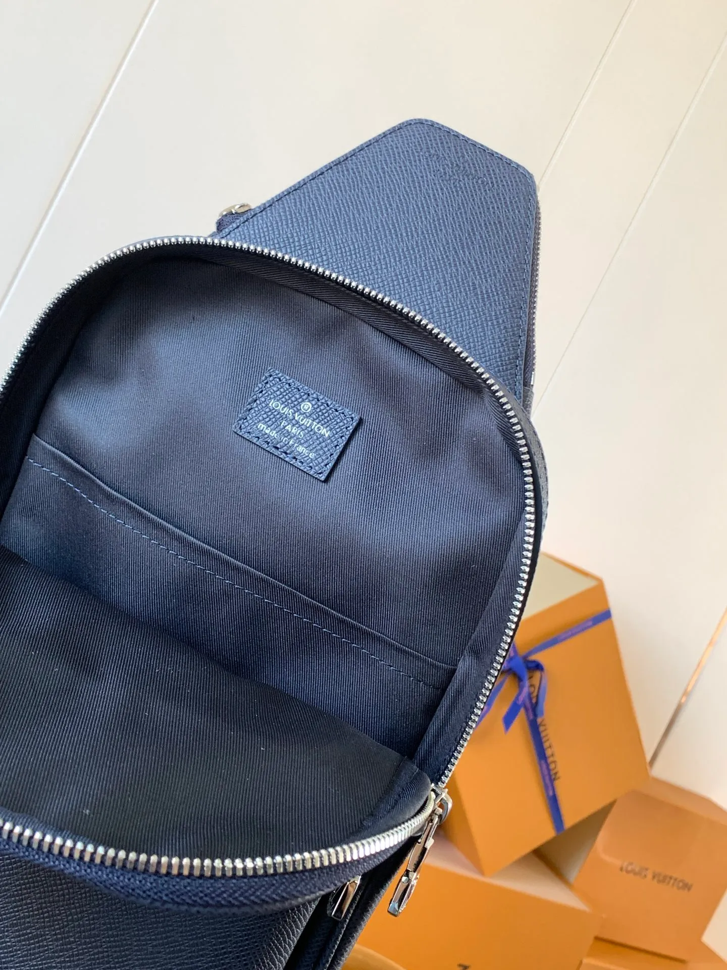 💰1020 (top-grain leather) top-quality original transcoding chip, model number: 30971 blue cross pattern] This Avenue shoulder bag is made of Damier Graphite canvas, and the front outer pocket is decorated with a Louis Vuitton Paris logo leather patch. The adjustable nylon shoulder straps can be fixed on the left and right sides with D-rings, while the canvas straps and lining are sustainable. Damier Graphite coated canvas - Calfskin trim - Textile lining - Square hardware on the front - Main compartment - Zip front pocket - Small top zip pocket - Shoulder strap, non-detachable, adjustable! ! ;Size:20x31x7CM