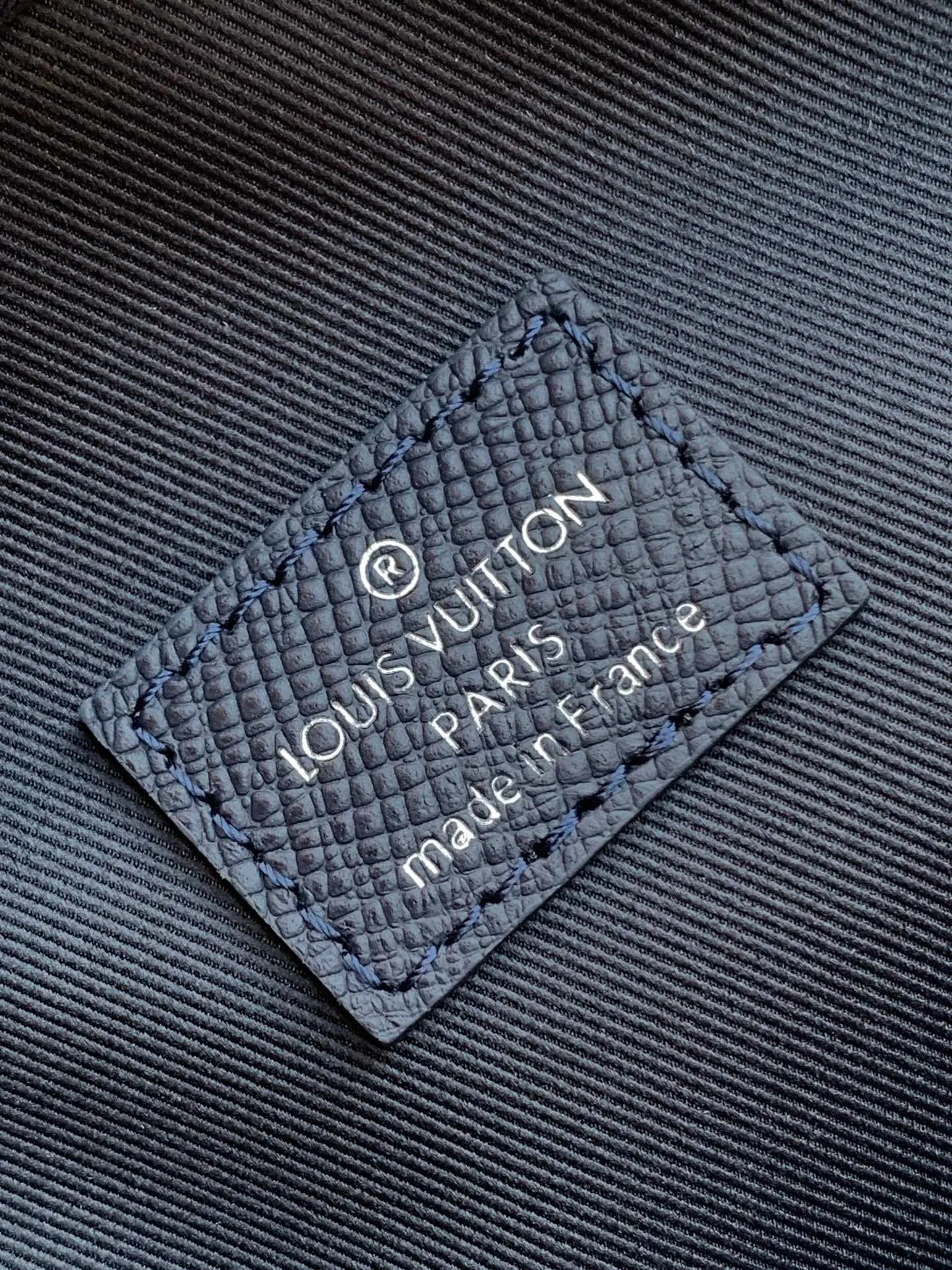 💰1020 (top-grain leather) top-quality original transcoding chip, model number: 30971 blue cross pattern] This Avenue shoulder bag is made of Damier Graphite canvas, and the front outer pocket is decorated with a Louis Vuitton Paris logo leather patch. The adjustable nylon shoulder straps can be fixed on the left and right sides with D-rings, while the canvas straps and lining are sustainable. Damier Graphite coated canvas - Calfskin trim - Textile lining - Square hardware on the front - Main compartment - Zip front pocket - Small top zip pocket - Shoulder strap, non-detachable, adjustable! ! ;Size:20x31x7CM