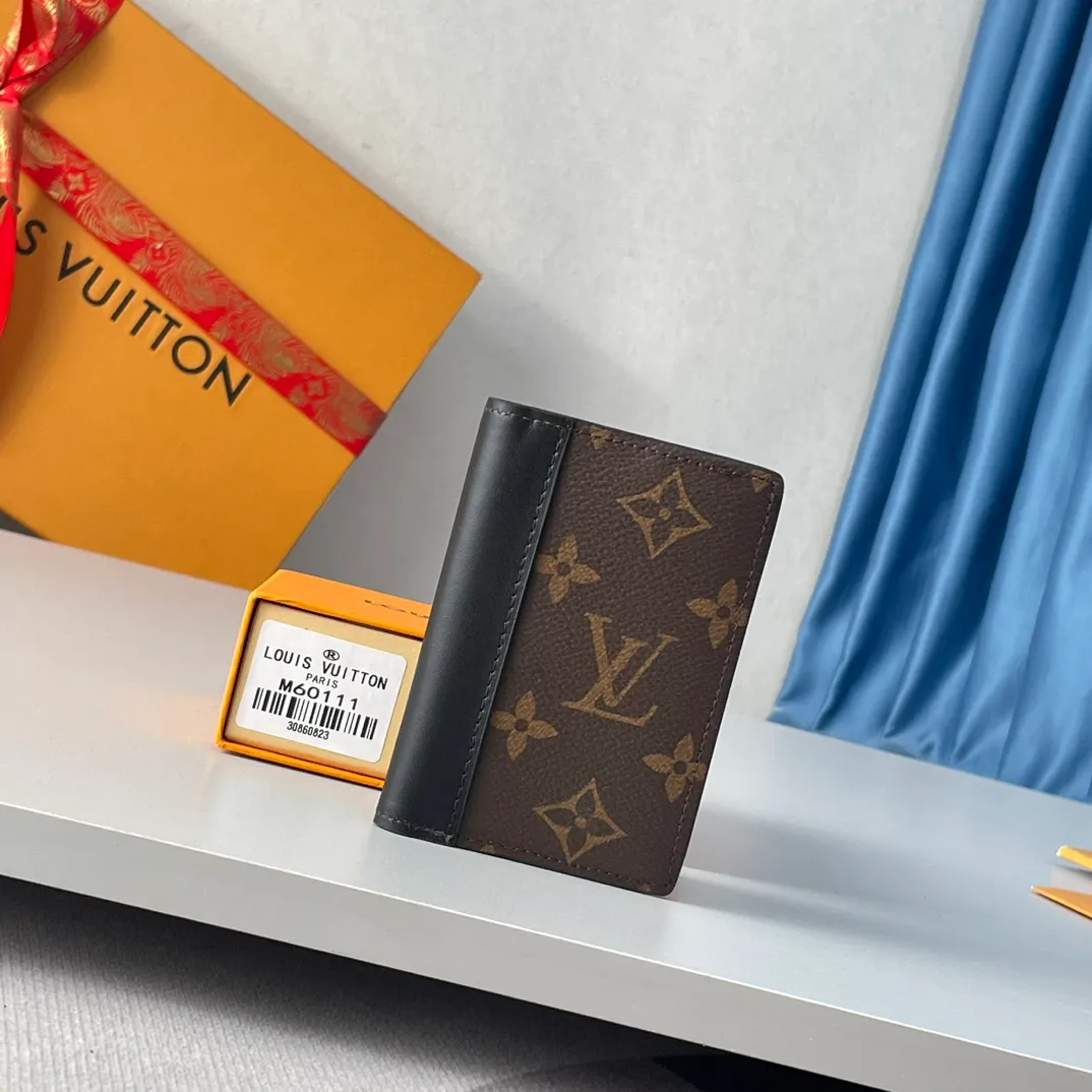 Factory price 240 🇫🇷Exclusive real shot of overseas original M60111! This Louis Vuitton pocket wallet is compact yet powerful. It can store credit cards, banknotes and receipts, and can be easily placed in a handbag or clothing pocket. Size: 11×7.5×1cm