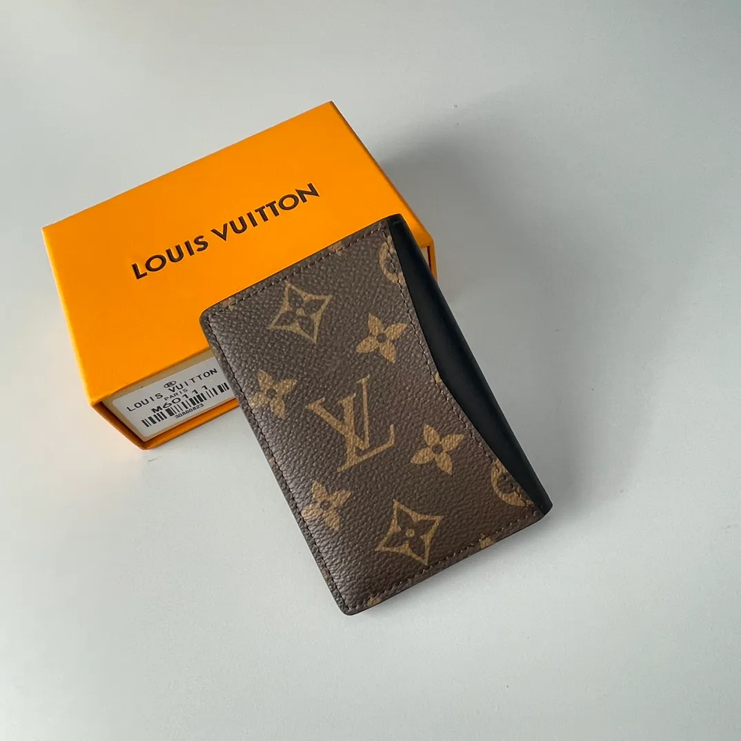 Factory price 240 🇫🇷Exclusive real shot of overseas original M60111! This Louis Vuitton pocket wallet is compact yet powerful. It can store credit cards, banknotes and receipts, and can be easily placed in a handbag or clothing pocket. Size: 11×7.5×1cm