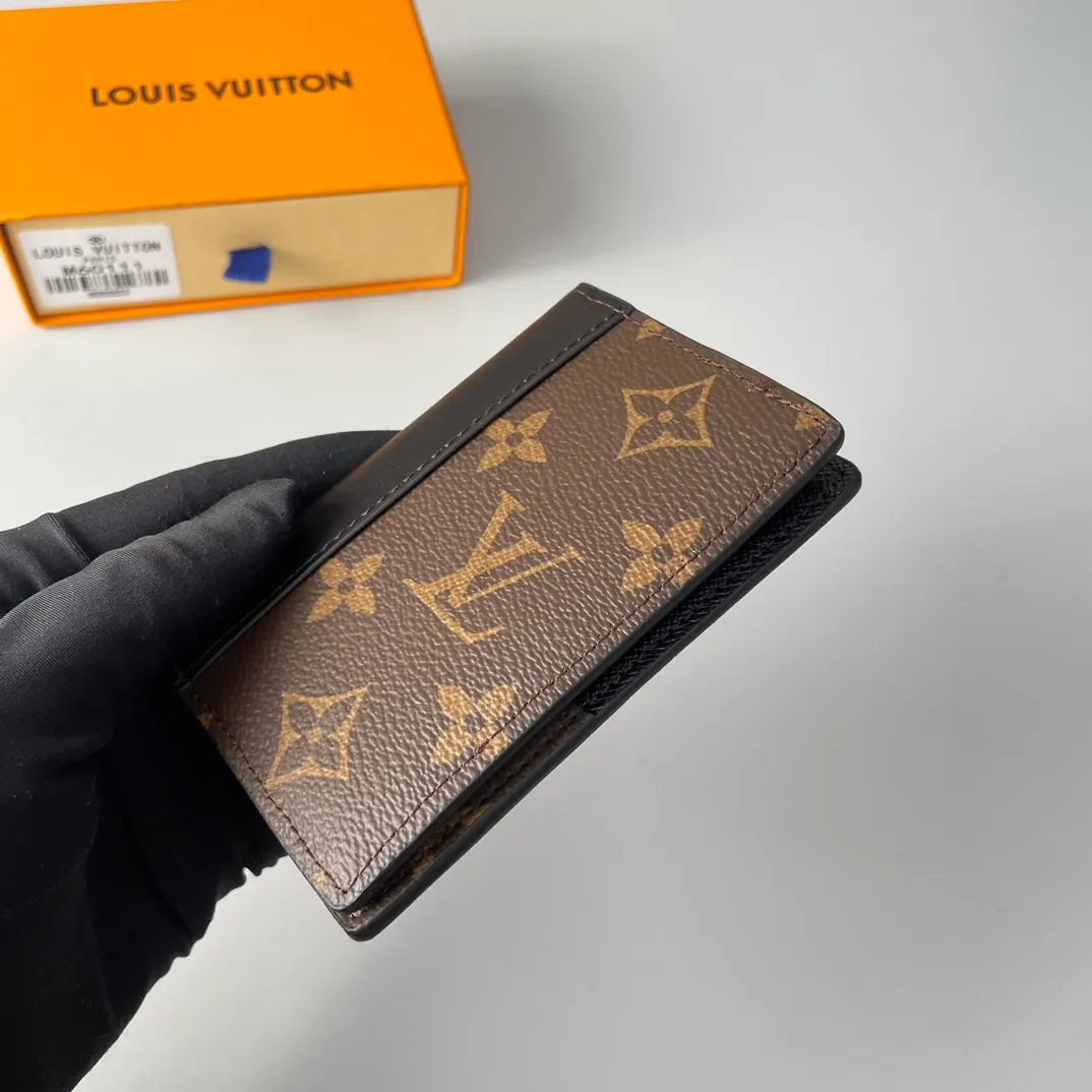 Factory price 240 🇫🇷Exclusive real shot of overseas original M60111! This Louis Vuitton pocket wallet is compact yet powerful. It can store credit cards, banknotes and receipts, and can be easily placed in a handbag or clothing pocket. Size: 11×7.5×1cm