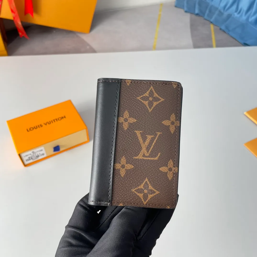 Factory price 240 🇫🇷Exclusive real shot of overseas original M60111! This Louis Vuitton pocket wallet is compact yet powerful. It can store credit cards, banknotes and receipts, and can be easily placed in a handbag or clothing pocket. Size: 11×7.5×1cm