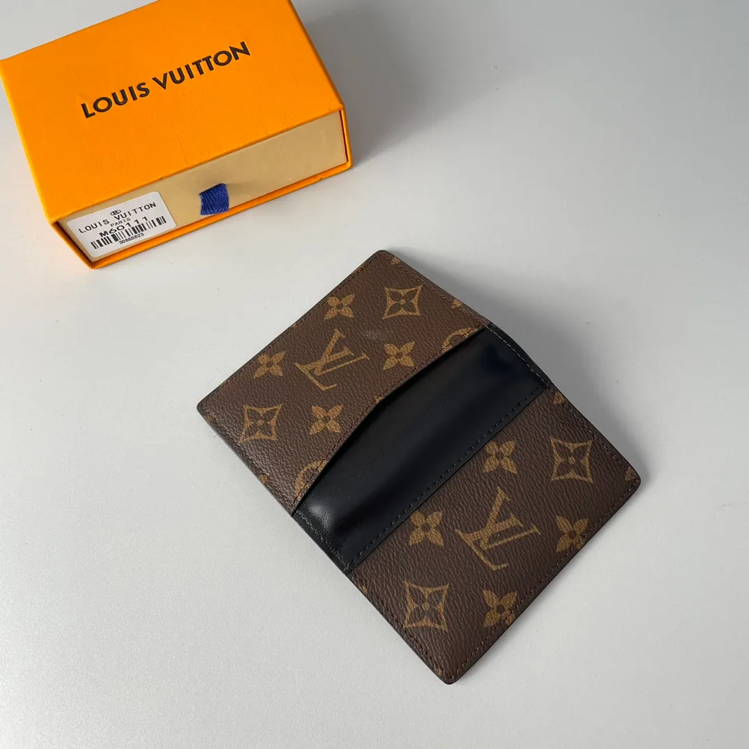 Factory price 240 🇫🇷Exclusive real shot of overseas original M60111! This Louis Vuitton pocket wallet is compact yet powerful. It can store credit cards, banknotes and receipts, and can be easily placed in a handbag or clothing pocket. Size: 11×7.5×1cm