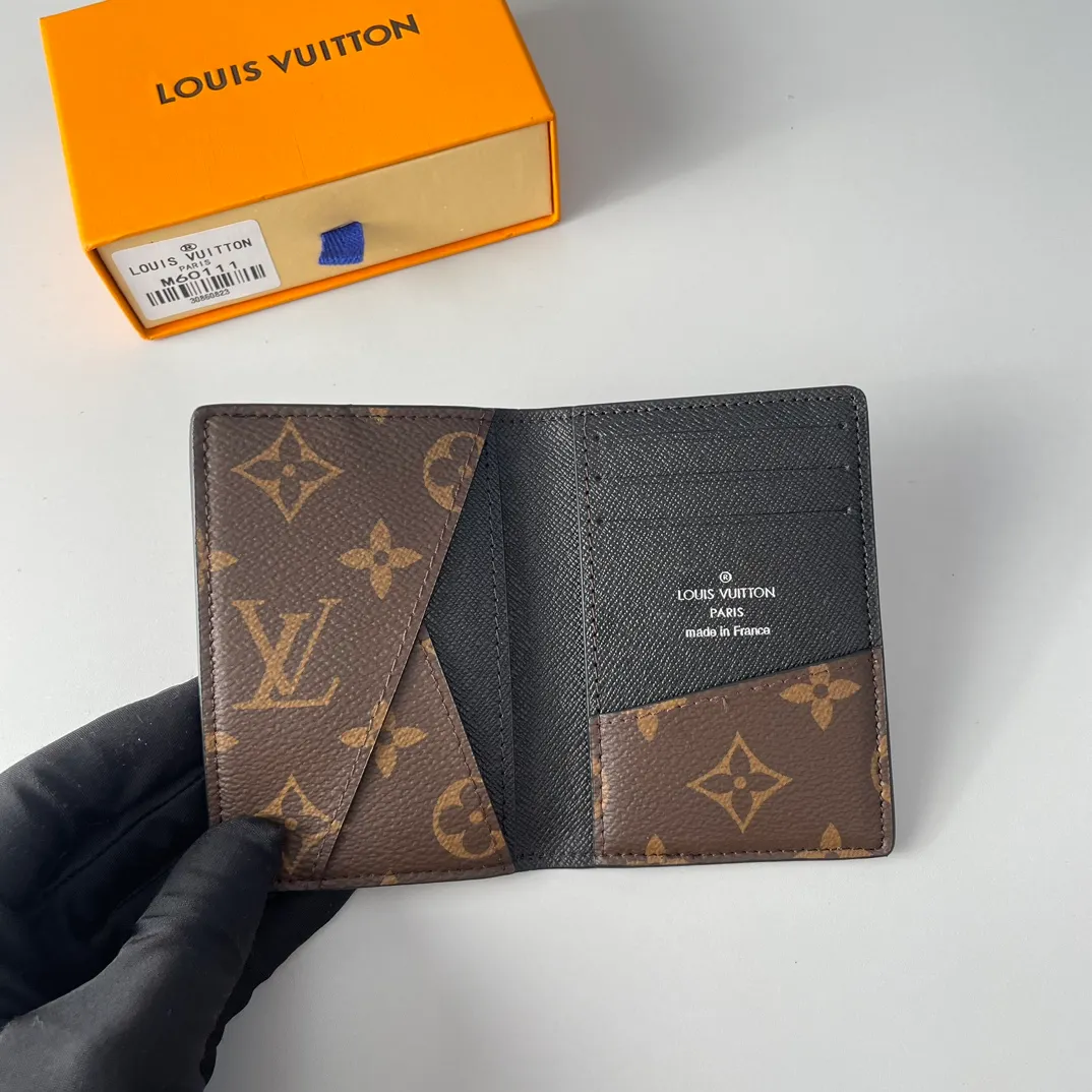 Factory price 240 🇫🇷Exclusive real shot of overseas original M60111! This Louis Vuitton pocket wallet is compact yet powerful. It can store credit cards, banknotes and receipts, and can be easily placed in a handbag or clothing pocket. Size: 11×7.5×1cm