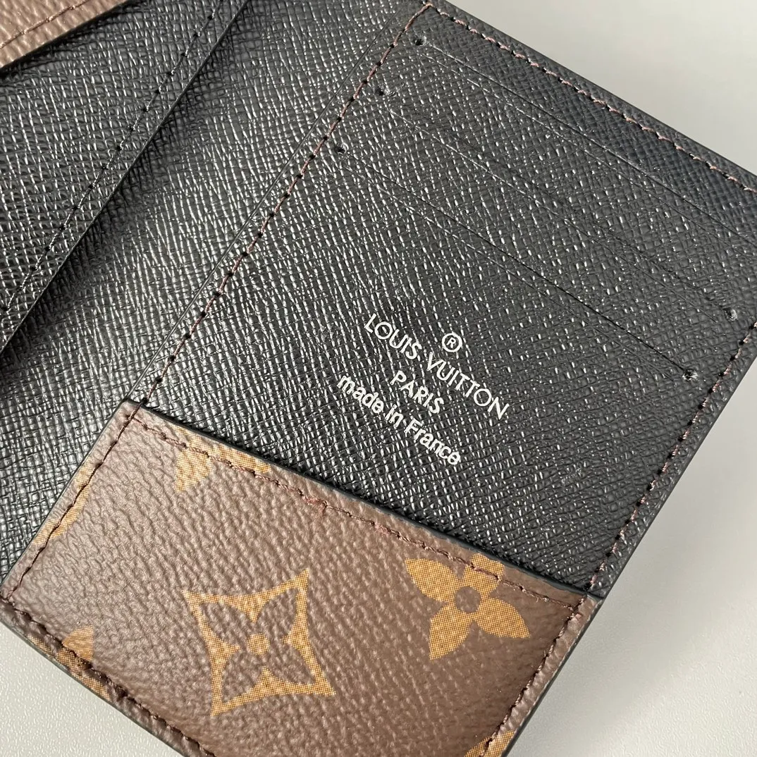Factory price 240 🇫🇷Exclusive real shot of overseas original M60111! This Louis Vuitton pocket wallet is compact yet powerful. It can store credit cards, banknotes and receipts, and can be easily placed in a handbag or clothing pocket. Size: 11×7.5×1cm