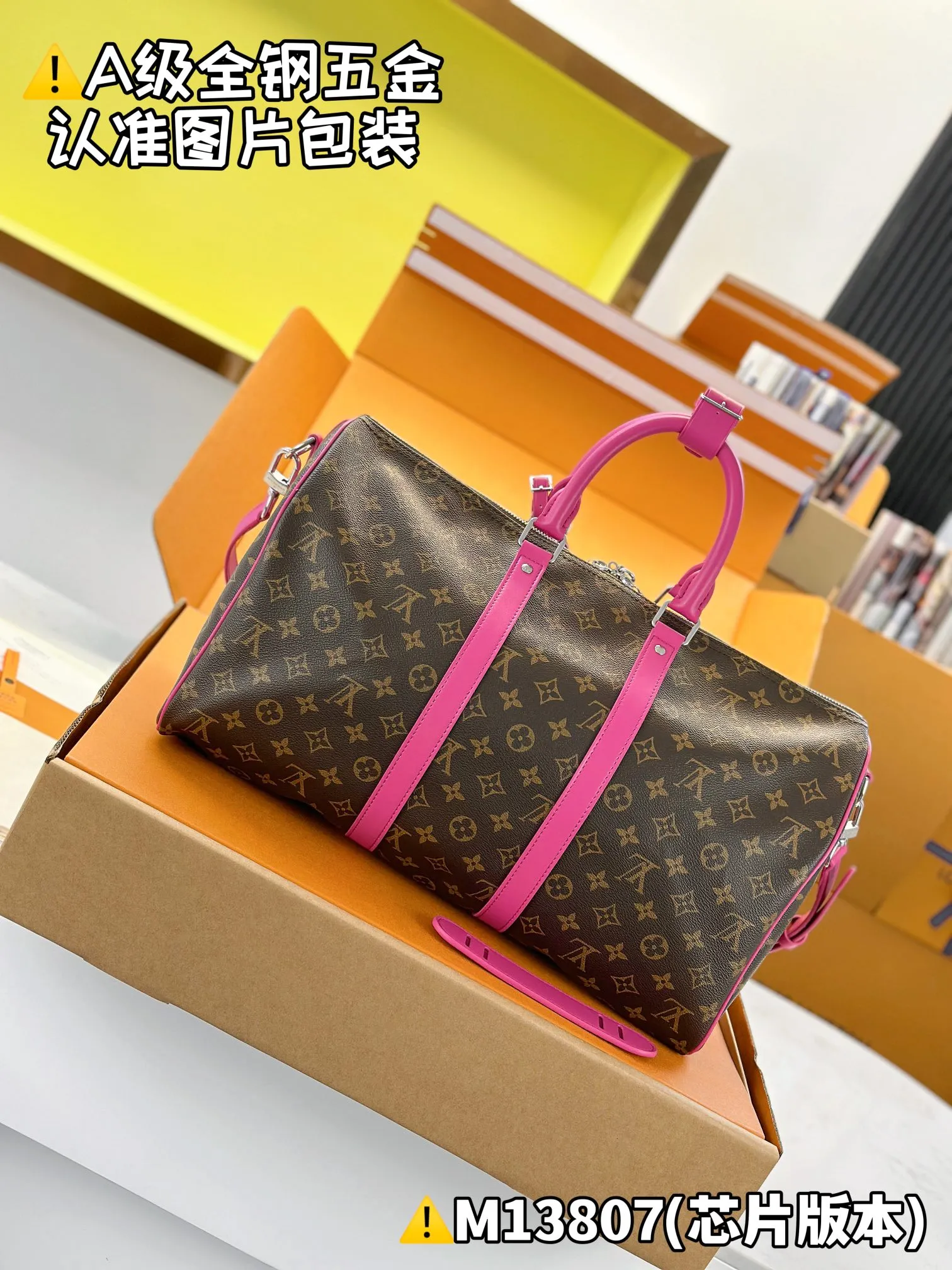 Internal price is P1960. M13807 [Original leather, all steel, chip version with full set of counter packaging] KEEPALL BANDOULIÈRE 45 travel bag This Keepall Bandoulière 45 travel bag is made of Monogram Macassar canvas with bright top handles, detachable shoulder straps and leather nameplates, and is inspired by the brand's original hard box with a striped fabric lining. 27 x 20 x 45 cm (height x width x length)