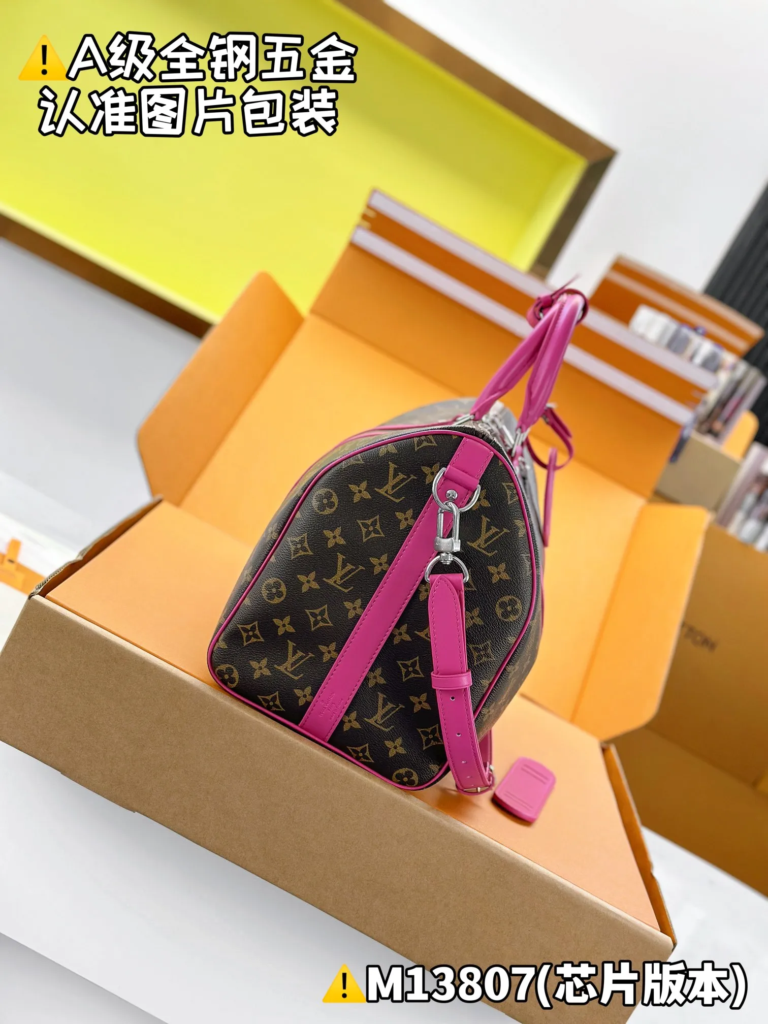 Internal price is P1960. M13807 [Original leather, all steel, chip version with full set of counter packaging] KEEPALL BANDOULIÈRE 45 travel bag This Keepall Bandoulière 45 travel bag is made of Monogram Macassar canvas with bright top handles, detachable shoulder straps and leather nameplates, and is inspired by the brand's original hard box with a striped fabric lining. 27 x 20 x 45 cm (height x width x length)