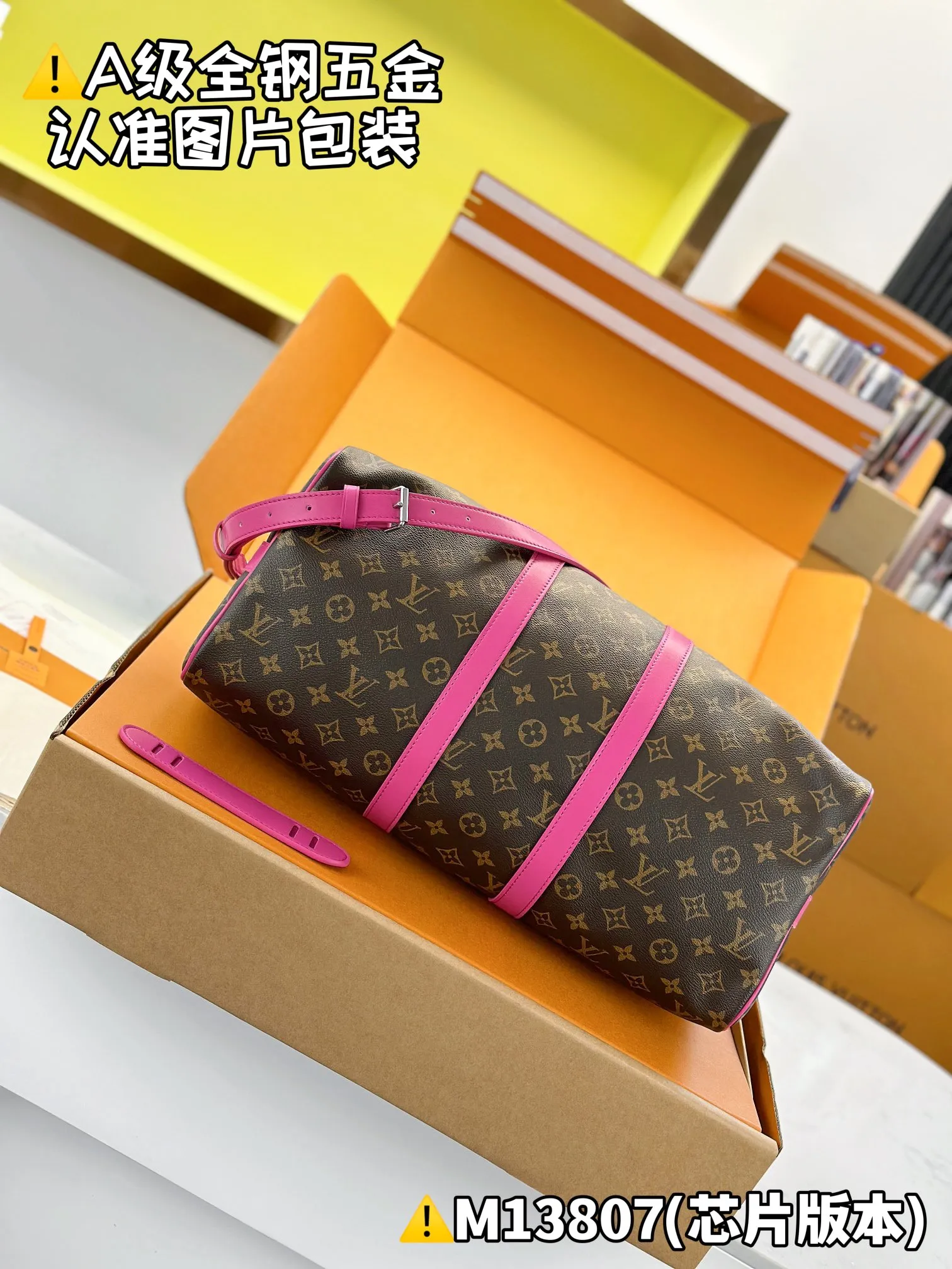 Internal price is P1960. M13807 [Original leather, all steel, chip version with full set of counter packaging] KEEPALL BANDOULIÈRE 45 travel bag This Keepall Bandoulière 45 travel bag is made of Monogram Macassar canvas with bright top handles, detachable shoulder straps and leather nameplates, and is inspired by the brand's original hard box with a striped fabric lining. 27 x 20 x 45 cm (height x width x length)