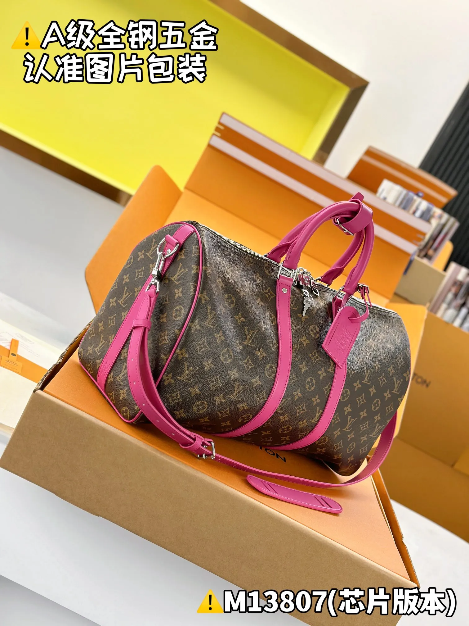 Internal price is P1960. M13807 [Original leather, all steel, chip version with full set of counter packaging] KEEPALL BANDOULIÈRE 45 travel bag This Keepall Bandoulière 45 travel bag is made of Monogram Macassar canvas with bright top handles, detachable shoulder straps and leather nameplates, and is inspired by the brand's original hard box with a striped fabric lining. 27 x 20 x 45 cm (height x width x length)
