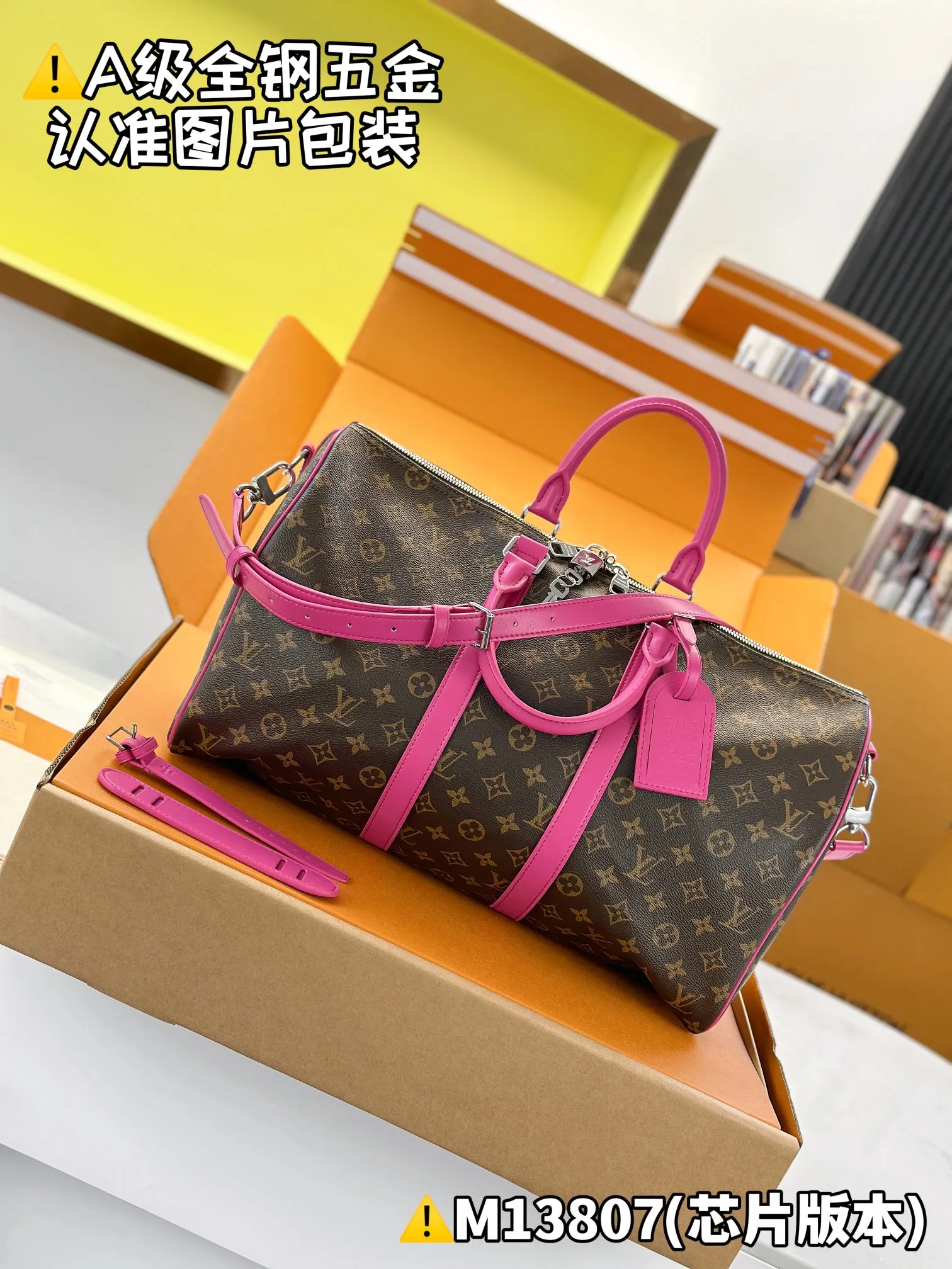 Internal price is P1960. M13807 [Original leather, all steel, chip version with full set of counter packaging] KEEPALL BANDOULIÈRE 45 travel bag This Keepall Bandoulière 45 travel bag is made of Monogram Macassar canvas with bright top handles, detachable shoulder straps and leather nameplates, and is inspired by the brand's original hard box with a striped fabric lining. 27 x 20 x 45 cm (height x width x length)