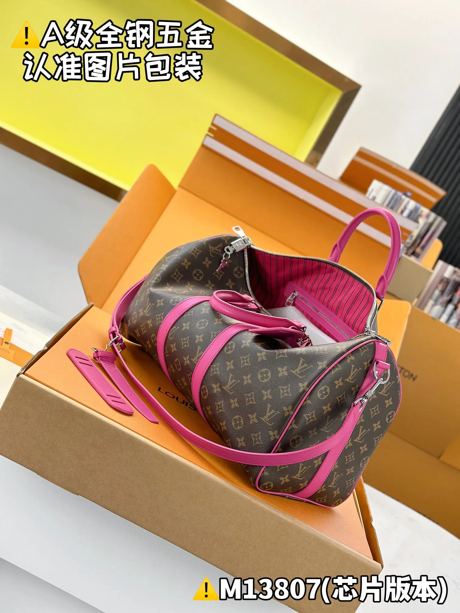 Internal price is P1960. M13807 [Original leather, all steel, chip version with full set of counter packaging] KEEPALL BANDOULIÈRE 45 travel bag This Keepall Bandoulière 45 travel bag is made of Monogram Macassar canvas with bright top handles, detachable shoulder straps and leather nameplates, and is inspired by the brand's original hard box with a striped fabric lining. 27 x 20 x 45 cm (height x width x length)