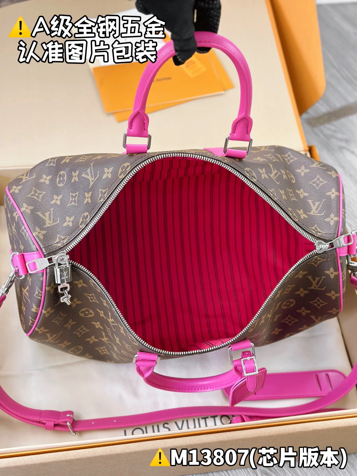 Internal price is P1960. M13807 [Original leather, all steel, chip version with full set of counter packaging] KEEPALL BANDOULIÈRE 45 travel bag This Keepall Bandoulière 45 travel bag is made of Monogram Macassar canvas with bright top handles, detachable shoulder straps and leather nameplates, and is inspired by the brand's original hard box with a striped fabric lining. 27 x 20 x 45 cm (height x width x length)