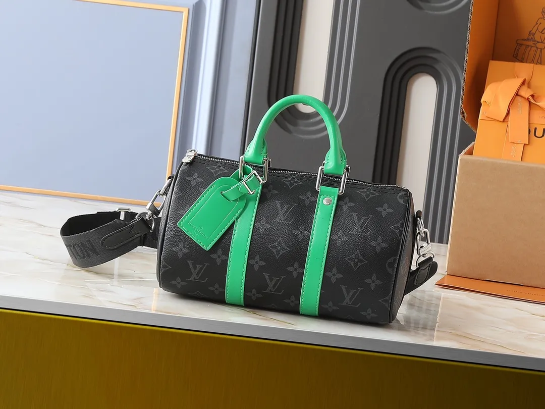 💰240💰Upgraded from the original M25855 M46271 N00148 M14026 M14919 M15076 M15428 M14078 M20900 This Keepall Bandoulière 25 handbag has the modern style of Monogram Eclipse canvas, with side straps, handles and name tags made of distressed metal parts and bright leather. The compact design is suitable for urban travel, and the rolled handles and removable and adjustable fabric shoulder strap allow for a variety of carrying options. Dimensions: 25.0 x 15.0 x 11.0 cm (length x height x width)