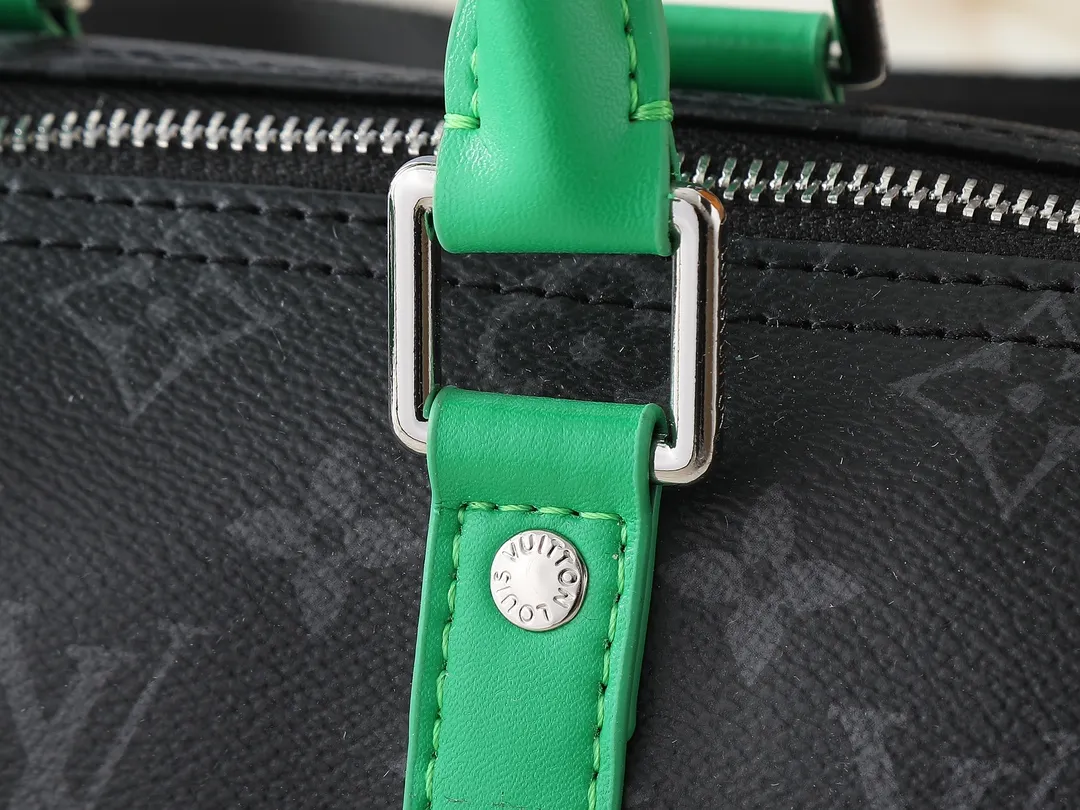 💰240💰Upgraded from the original M25855 M46271 N00148 M14026 M14919 M15076 M15428 M14078 M20900 This Keepall Bandoulière 25 handbag has the modern style of Monogram Eclipse canvas, with side straps, handles and name tags made of distressed metal parts and bright leather. The compact design is suitable for urban travel, and the rolled handles and removable and adjustable fabric shoulder strap allow for a variety of carrying options. Dimensions: 25.0 x 15.0 x 11.0 cm (length x height x width)