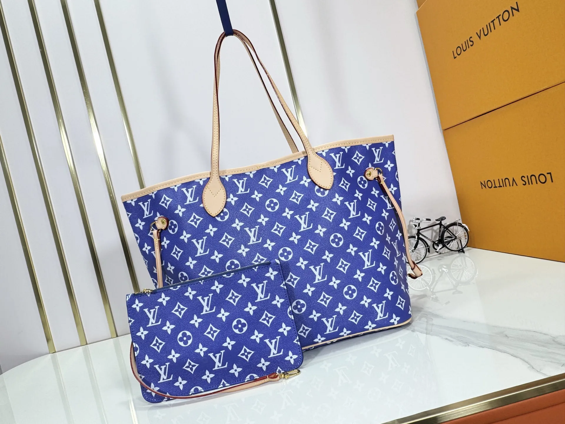 P280 Upgraded Original M40995 The legendary Neverfull bag always meets your every handbag need. It has a large capacity but is not bulky. It is stiff and soft to the touch, making it suitable for home and travel. Tighten the side ties and it instantly transforms into a stylish urban handbag. Loosen the straps and it transforms into a chic and practical handbag. The slender leather handle can be carried over the shoulder or between the arms. The model shown here is made of Damier Ebène canvas. Dimensions: 31.0 x 28.0 x 14.0 cm