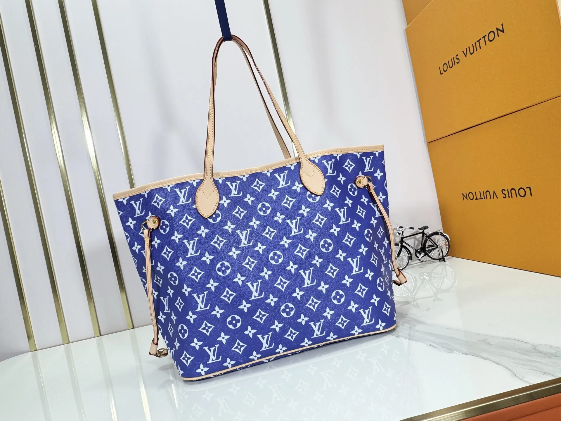 P280 Upgraded Original M40995 The legendary Neverfull bag always meets your every handbag need. It has a large capacity but is not bulky. It is stiff and soft to the touch, making it suitable for home and travel. Tighten the side ties and it instantly transforms into a stylish urban handbag. Loosen the straps and it transforms into a chic and practical handbag. The slender leather handle can be carried over the shoulder or between the arms. The model shown here is made of Damier Ebène canvas. Dimensions: 31.0 x 28.0 x 14.0 cm