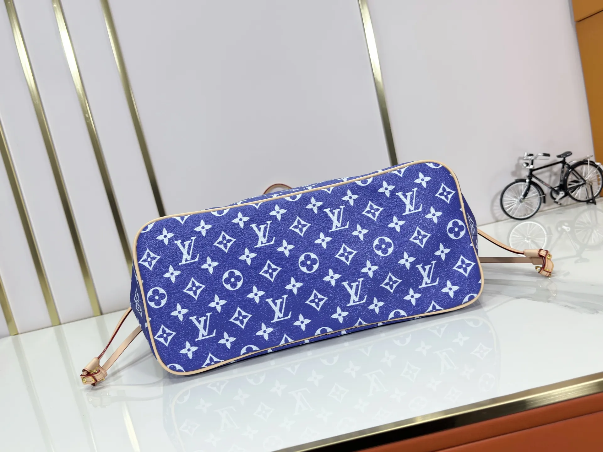 P280 Upgraded Original M40995 The legendary Neverfull bag always meets your every handbag need. It has a large capacity but is not bulky. It is stiff and soft to the touch, making it suitable for home and travel. Tighten the side ties and it instantly transforms into a stylish urban handbag. Loosen the straps and it transforms into a chic and practical handbag. The slender leather handle can be carried over the shoulder or between the arms. The model shown here is made of Damier Ebène canvas. Dimensions: 31.0 x 28.0 x 14.0 cm