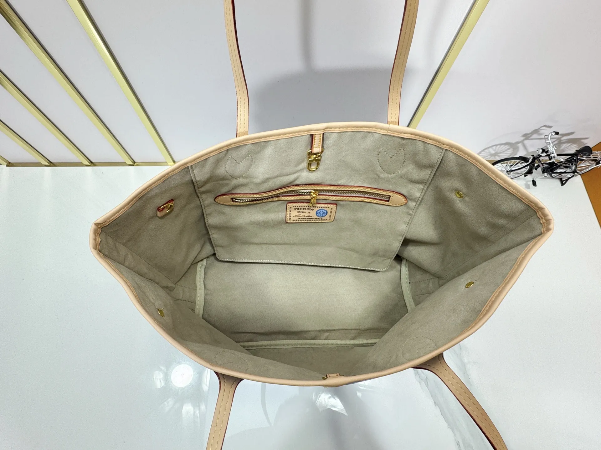 P280 Upgraded Original M40995 The legendary Neverfull bag always meets your every handbag need. It has a large capacity but is not bulky. It is stiff and soft to the touch, making it suitable for home and travel. Tighten the side ties and it instantly transforms into a stylish urban handbag. Loosen the straps and it transforms into a chic and practical handbag. The slender leather handle can be carried over the shoulder or between the arms. The model shown here is made of Damier Ebène canvas. Dimensions: 31.0 x 28.0 x 14.0 cm