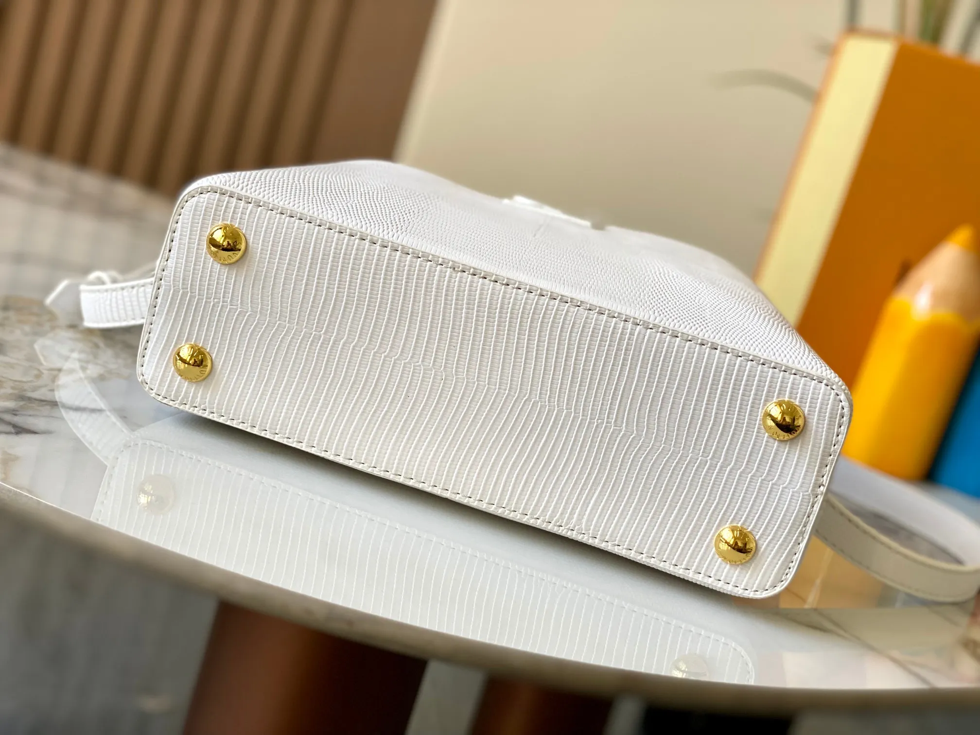 Top original P440 Guangzhou-made M99528 white lizard skin gold buckle CapucinesBB handbag exquisitely combines graceful lizard skin outer layer, delicate sheepskin lining and glossy metal parts. The iconic flip cover makes two styles fashionable. The LV logo is read on the inside and Monogram flowers bloom on the outside. It lights up an eye-catching corner for evening occasions and adds a personalized atmosphere to the wardrobe. Shine gorgeous style in day and night occasions.  Detailed features 27 x 18 x 9 cm (length x height x width)