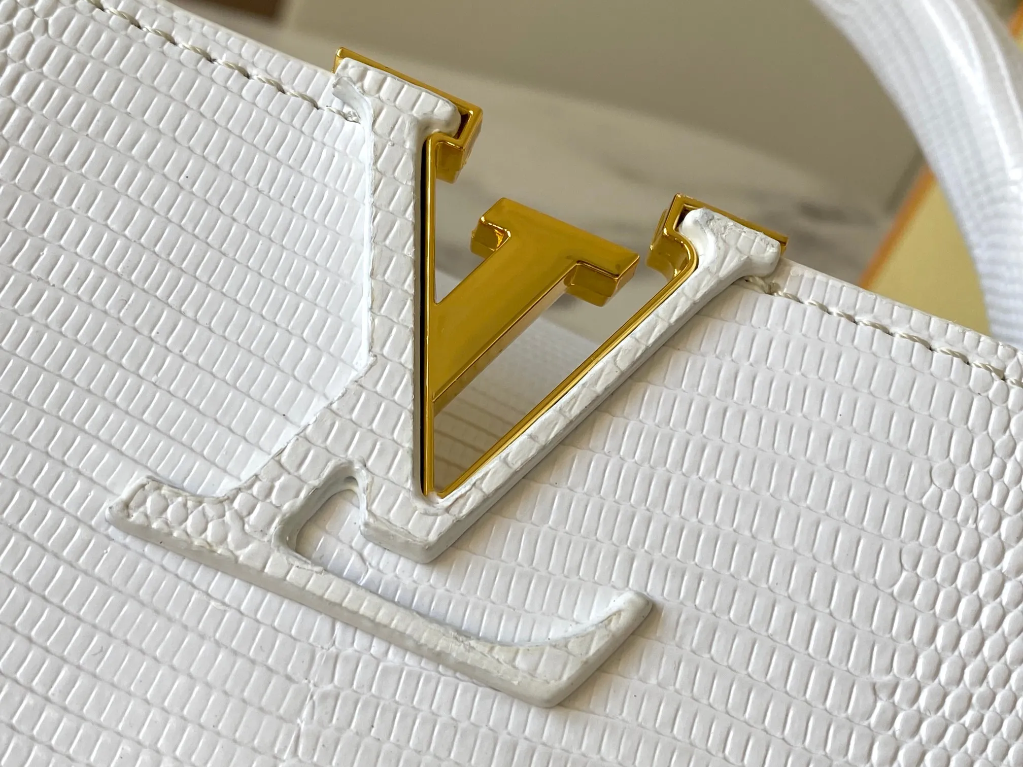 Top original P440 Guangzhou-made M99528 white lizard skin gold buckle CapucinesBB handbag exquisitely combines graceful lizard skin outer layer, delicate sheepskin lining and glossy metal parts. The iconic flip cover makes two styles fashionable. The LV logo is read on the inside and Monogram flowers bloom on the outside. It lights up an eye-catching corner for evening occasions and adds a personalized atmosphere to the wardrobe. Shine gorgeous style in day and night occasions.  Detailed features 27 x 18 x 9 cm (length x height x width)