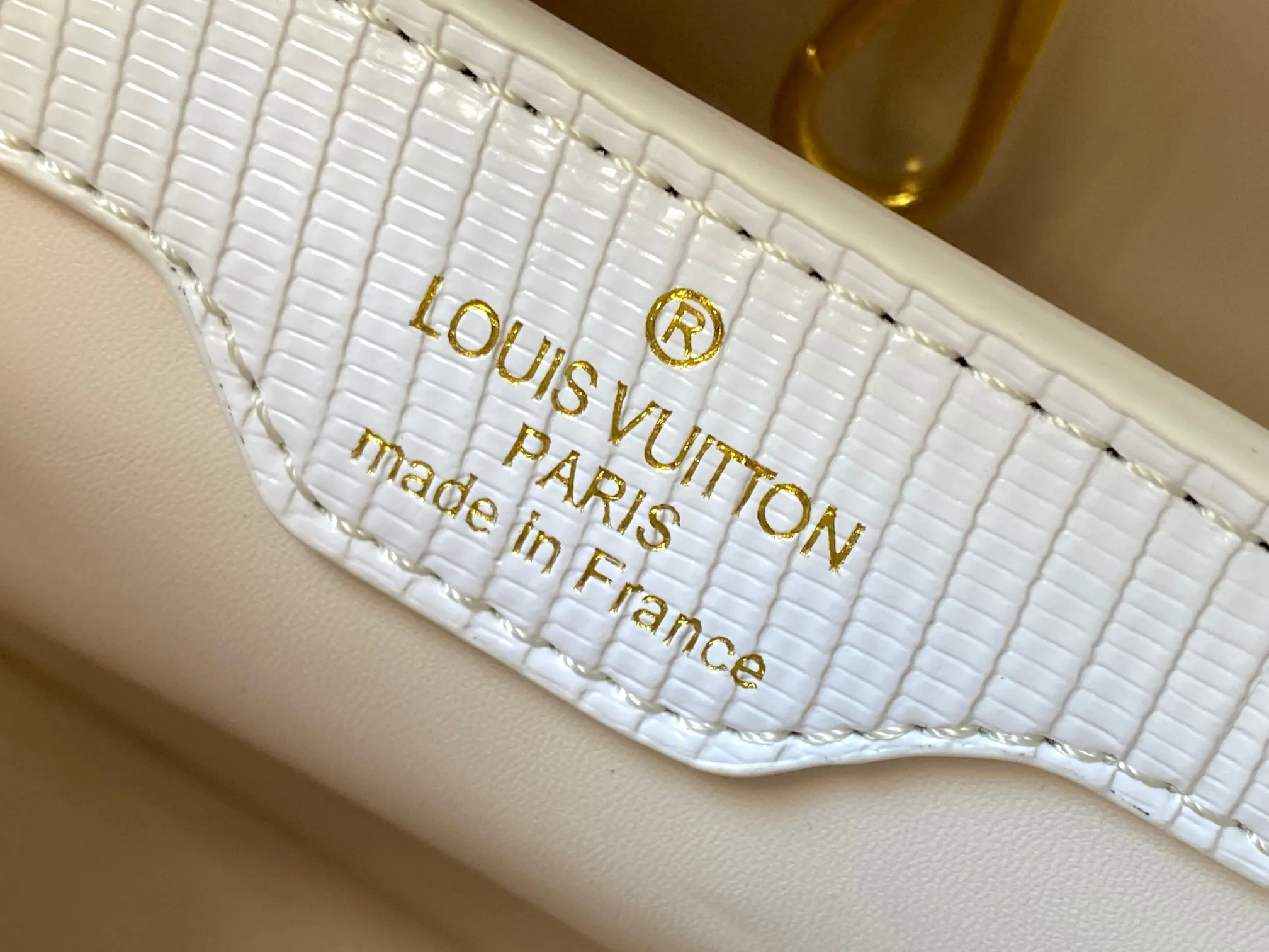 Top original P440 Guangzhou-made M99528 white lizard skin gold buckle CapucinesBB handbag exquisitely combines graceful lizard skin outer layer, delicate sheepskin lining and glossy metal parts. The iconic flip cover makes two styles fashionable. The LV logo is read on the inside and Monogram flowers bloom on the outside. It lights up an eye-catching corner for evening occasions and adds a personalized atmosphere to the wardrobe. Shine gorgeous style in day and night occasions.  Detailed features 27 x 18 x 9 cm (length x height x width)