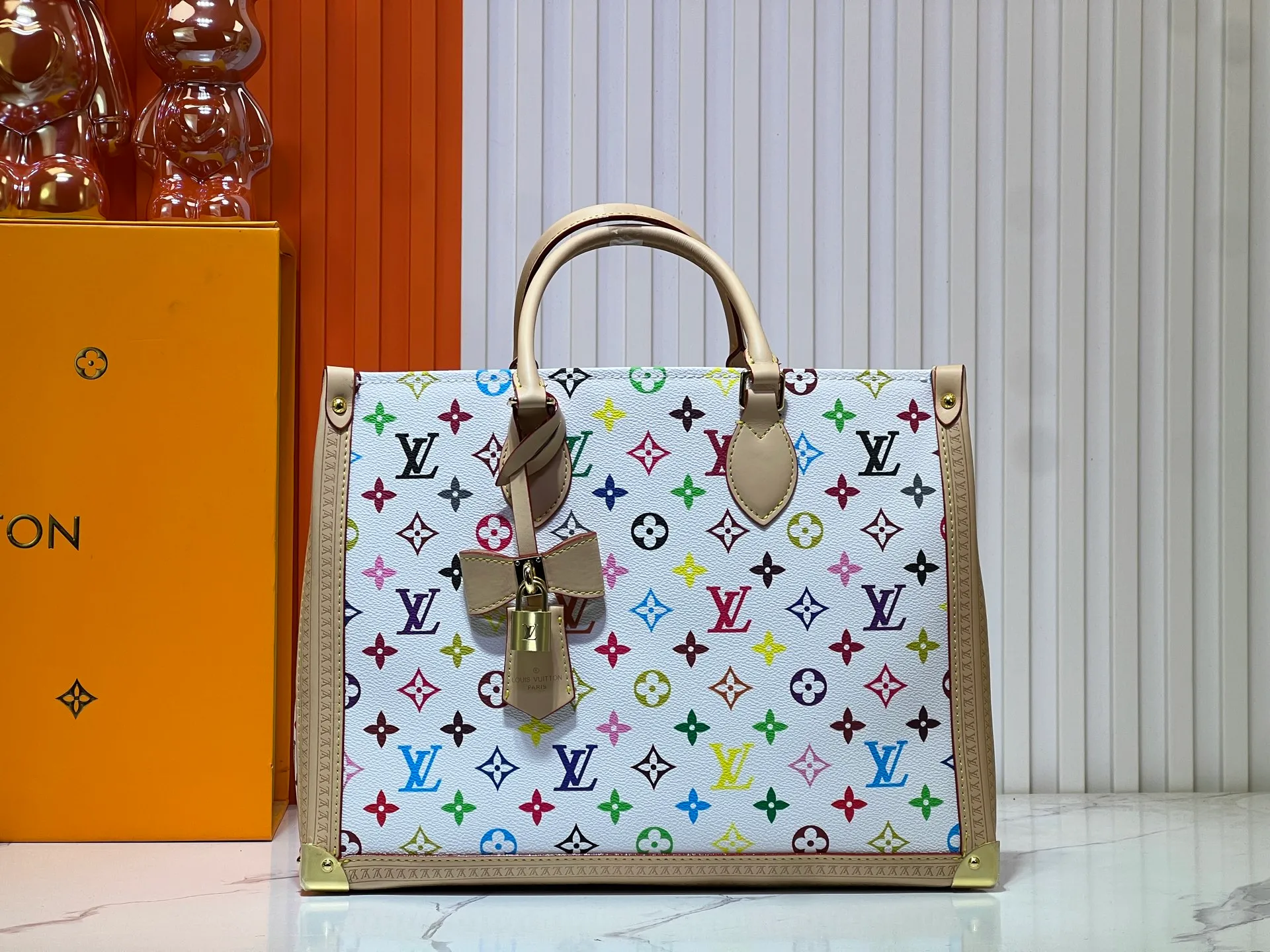 Batch 320💰Upgraded original M13079 Louis Vuitton x Takashi Murakami reissue series interprets the OnTheGo medium handbag in a smart way. The colorful Monogram canvas body, cowhide leather trim and LV x TM key bag highlight the sophisticated style. The shiny corners recall the design of traditional Louis Vuitton luggage, and the shoulder strap and top handle allow for multiple carrying methods. Dimensions: 35.0 x 27.0 x 14.0 cm (length x height x width)