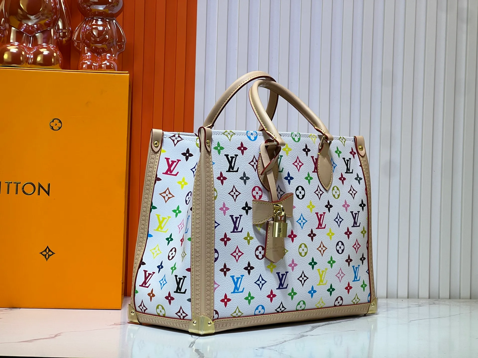 Batch 320💰Upgraded original M13079 Louis Vuitton x Takashi Murakami reissue series interprets the OnTheGo medium handbag in a smart way. The colorful Monogram canvas body, cowhide leather trim and LV x TM key bag highlight the sophisticated style. The shiny corners recall the design of traditional Louis Vuitton luggage, and the shoulder strap and top handle allow for multiple carrying methods. Dimensions: 35.0 x 27.0 x 14.0 cm (length x height x width)