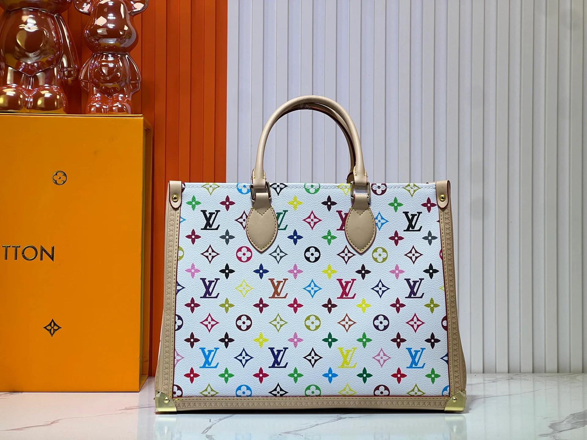Batch 320💰Upgraded original M13079 Louis Vuitton x Takashi Murakami reissue series interprets the OnTheGo medium handbag in a smart way. The colorful Monogram canvas body, cowhide leather trim and LV x TM key bag highlight the sophisticated style. The shiny corners recall the design of traditional Louis Vuitton luggage, and the shoulder strap and top handle allow for multiple carrying methods. Dimensions: 35.0 x 27.0 x 14.0 cm (length x height x width)