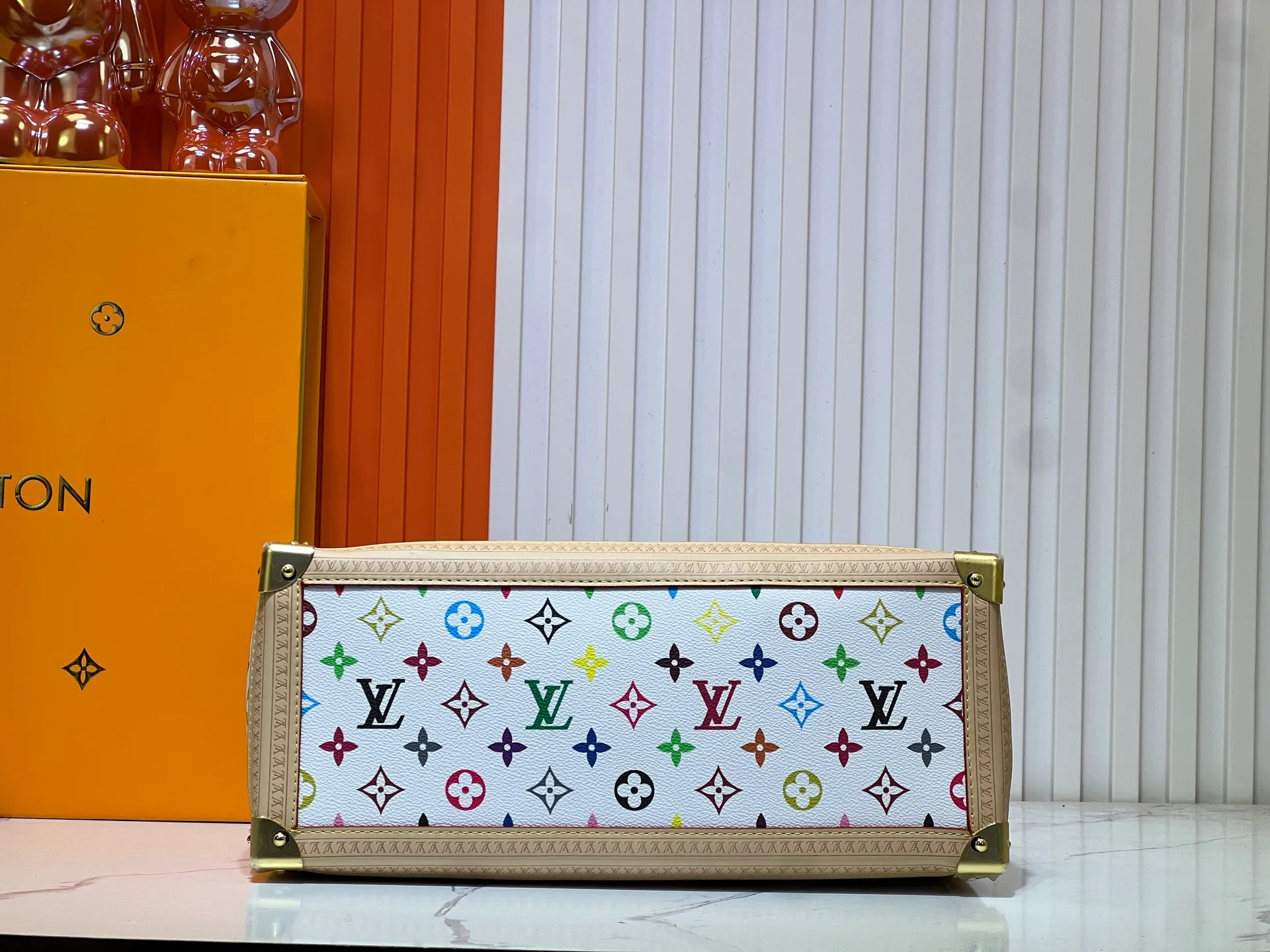 Batch 320💰Upgraded original M13079 Louis Vuitton x Takashi Murakami reissue series interprets the OnTheGo medium handbag in a smart way. The colorful Monogram canvas body, cowhide leather trim and LV x TM key bag highlight the sophisticated style. The shiny corners recall the design of traditional Louis Vuitton luggage, and the shoulder strap and top handle allow for multiple carrying methods. Dimensions: 35.0 x 27.0 x 14.0 cm (length x height x width)