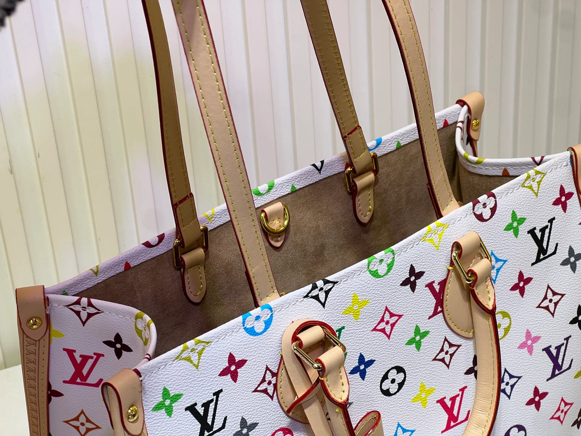 Batch 320💰Upgraded original M13079 Louis Vuitton x Takashi Murakami reissue series interprets the OnTheGo medium handbag in a smart way. The colorful Monogram canvas body, cowhide leather trim and LV x TM key bag highlight the sophisticated style. The shiny corners recall the design of traditional Louis Vuitton luggage, and the shoulder strap and top handle allow for multiple carrying methods. Dimensions: 35.0 x 27.0 x 14.0 cm (length x height x width)