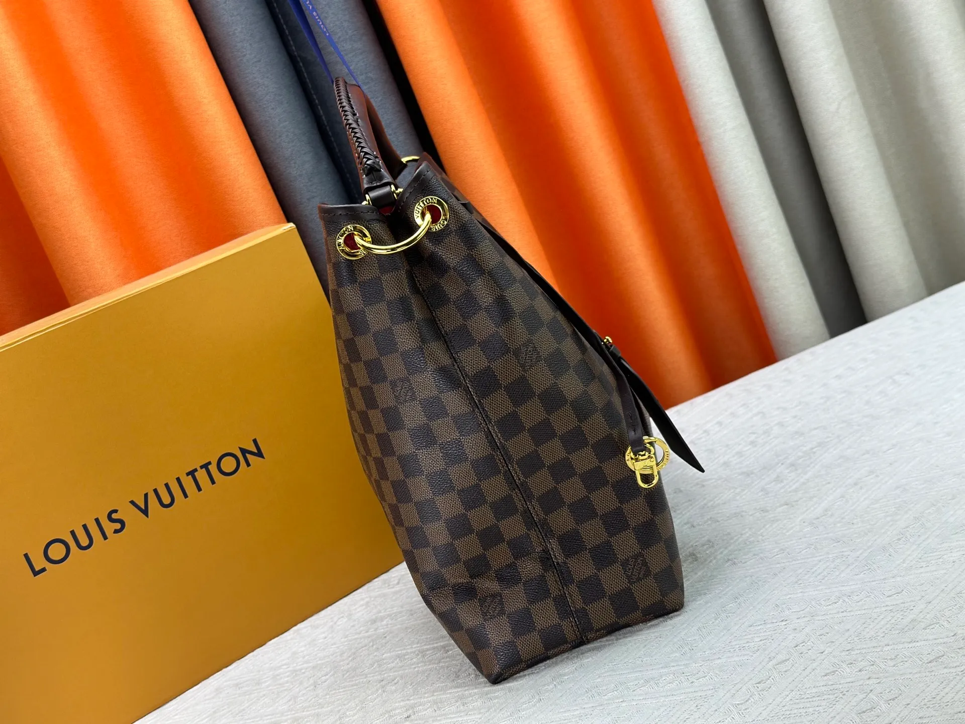 P300 upgrades the original M25877 Again bag, a new interpretation of the iconic Artsy design first launched in 2010, now more flexible, more iconic and more refined. Rooted in LV’s DNA, this bag pays homage to Louis Vuitton’s craftsmanship with its classic Monogram canvas base, hand-woven handles and customizable name tag. It's spacious enough to hold a laptop and opens to reveal multiple pockets. Gold hooks can be used to hang playful accessories! ! Size:50x30x15.5CM