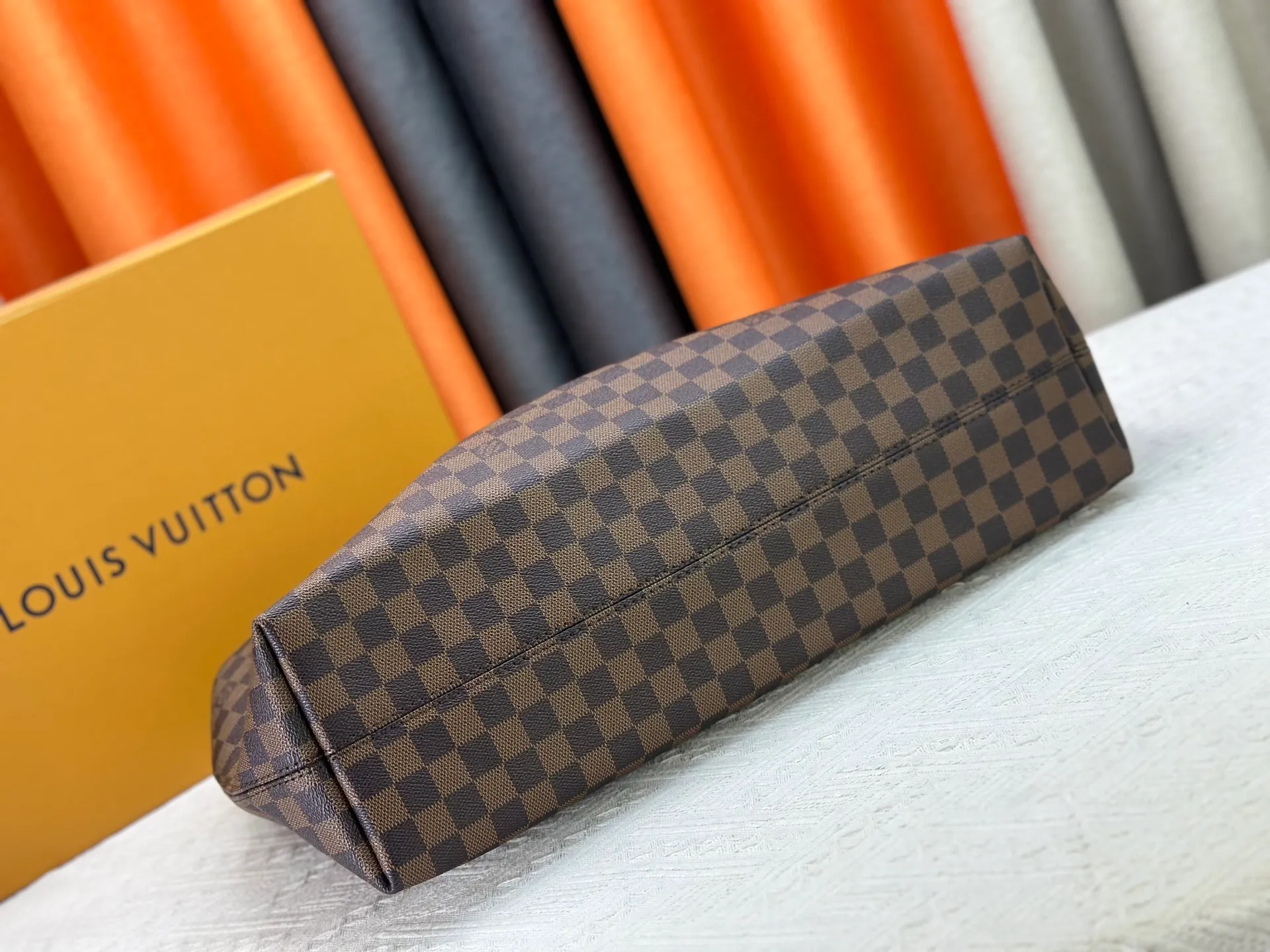 P300 upgrades the original M25877 Again bag, a new interpretation of the iconic Artsy design first launched in 2010, now more flexible, more iconic and more refined. Rooted in LV’s DNA, this bag pays homage to Louis Vuitton’s craftsmanship with its classic Monogram canvas base, hand-woven handles and customizable name tag. It's spacious enough to hold a laptop and opens to reveal multiple pockets. Gold hooks can be used to hang playful accessories! ! Size:50x30x15.5CM