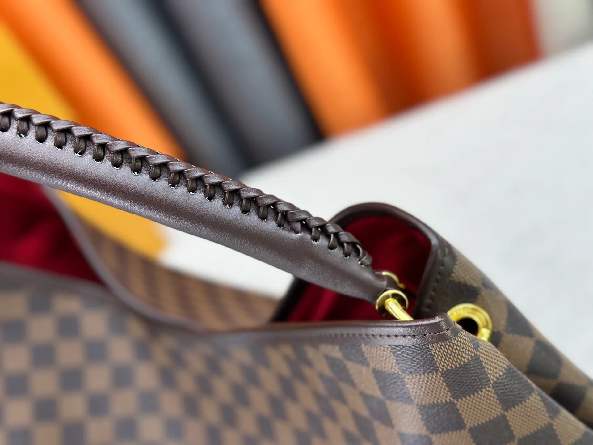 P300 upgrades the original M25877 Again bag, a new interpretation of the iconic Artsy design first launched in 2010, now more flexible, more iconic and more refined. Rooted in LV’s DNA, this bag pays homage to Louis Vuitton’s craftsmanship with its classic Monogram canvas base, hand-woven handles and customizable name tag. It's spacious enough to hold a laptop and opens to reveal multiple pockets. Gold hooks can be used to hang playful accessories! ! Size:50x30x15.5CM