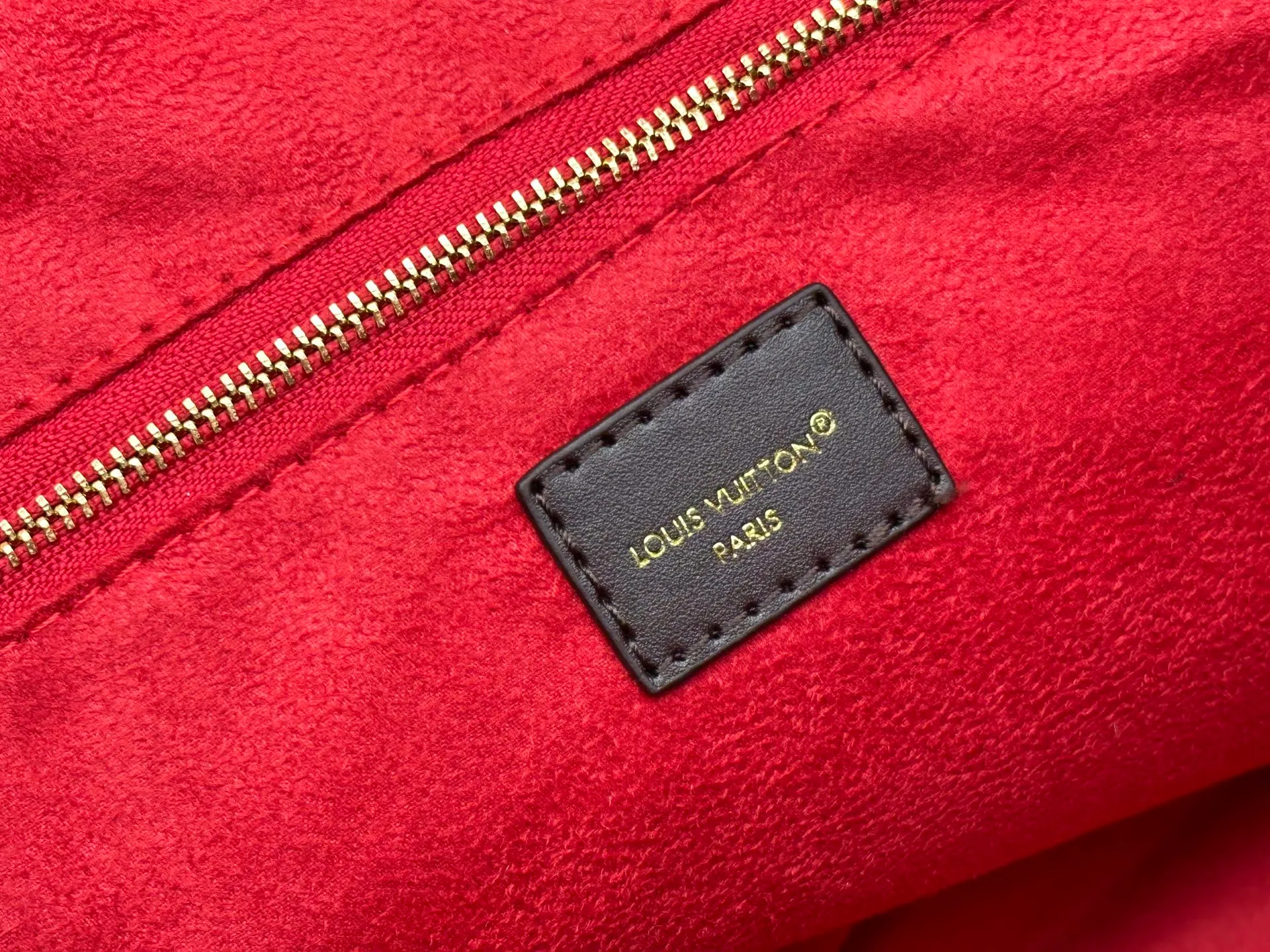 P300 upgrades the original M25877 Again bag, a new interpretation of the iconic Artsy design first launched in 2010, now more flexible, more iconic and more refined. Rooted in LV’s DNA, this bag pays homage to Louis Vuitton’s craftsmanship with its classic Monogram canvas base, hand-woven handles and customizable name tag. It's spacious enough to hold a laptop and opens to reveal multiple pockets. Gold hooks can be used to hang playful accessories! ! Size:50x30x15.5CM