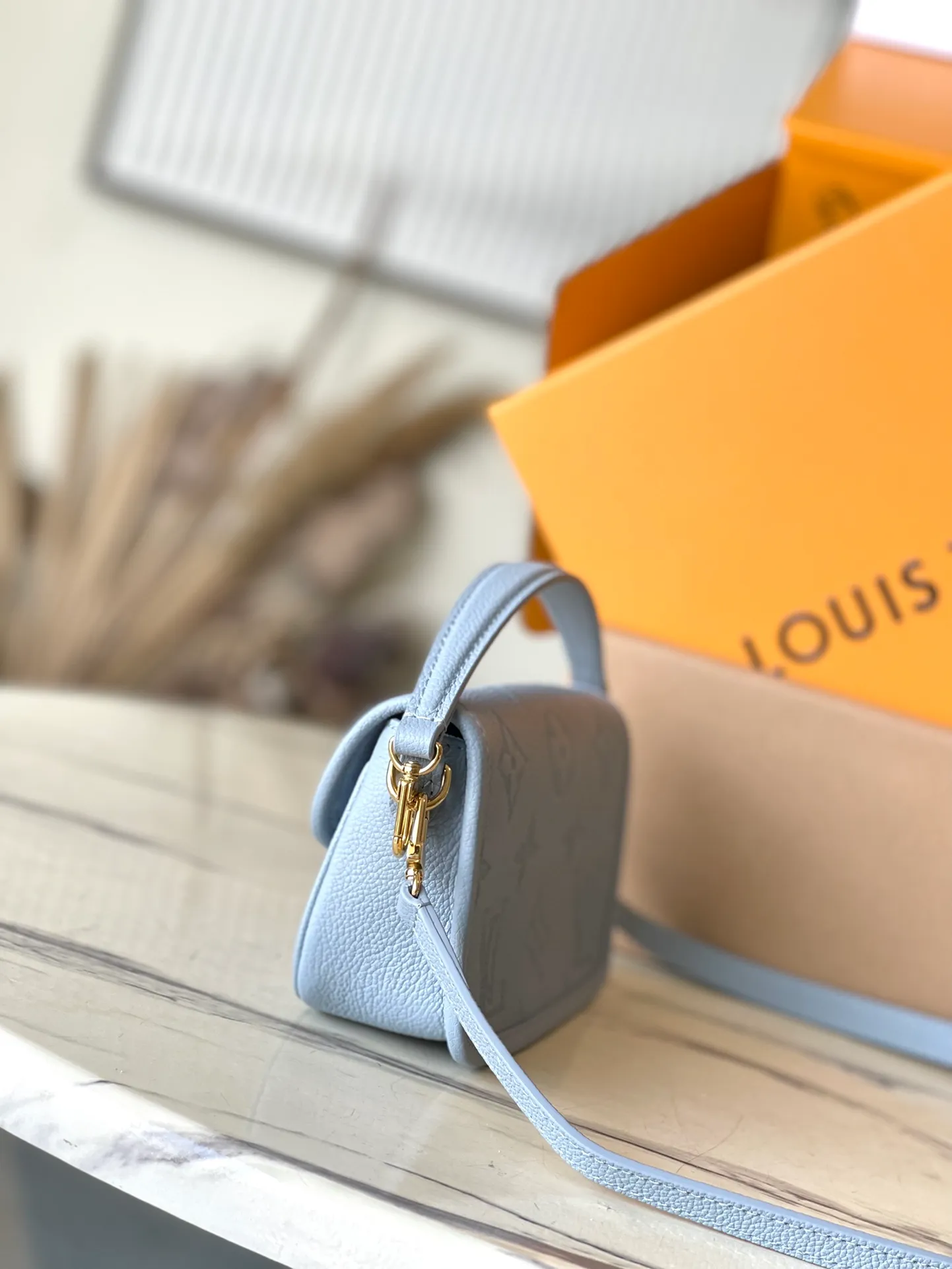 💰760 (top layer leather) top original order M83592 blue. Support counter inspection. The photos taken of duty-free goods are consistent with the product without opening the packaging. This product is an exclusive duty-free product in the market and is the highest-end product. Inspection is supported. This product has passed strict inspection and is flawless. Please wear gloves when touching the product. This product is not returnable or exchangeable. Please confirm the product first and then remove the label on the handle. This product is temporarily not open to the public, only regular customers, and is in short supply. Dimensions: 19 x 10.5 x 6 cm